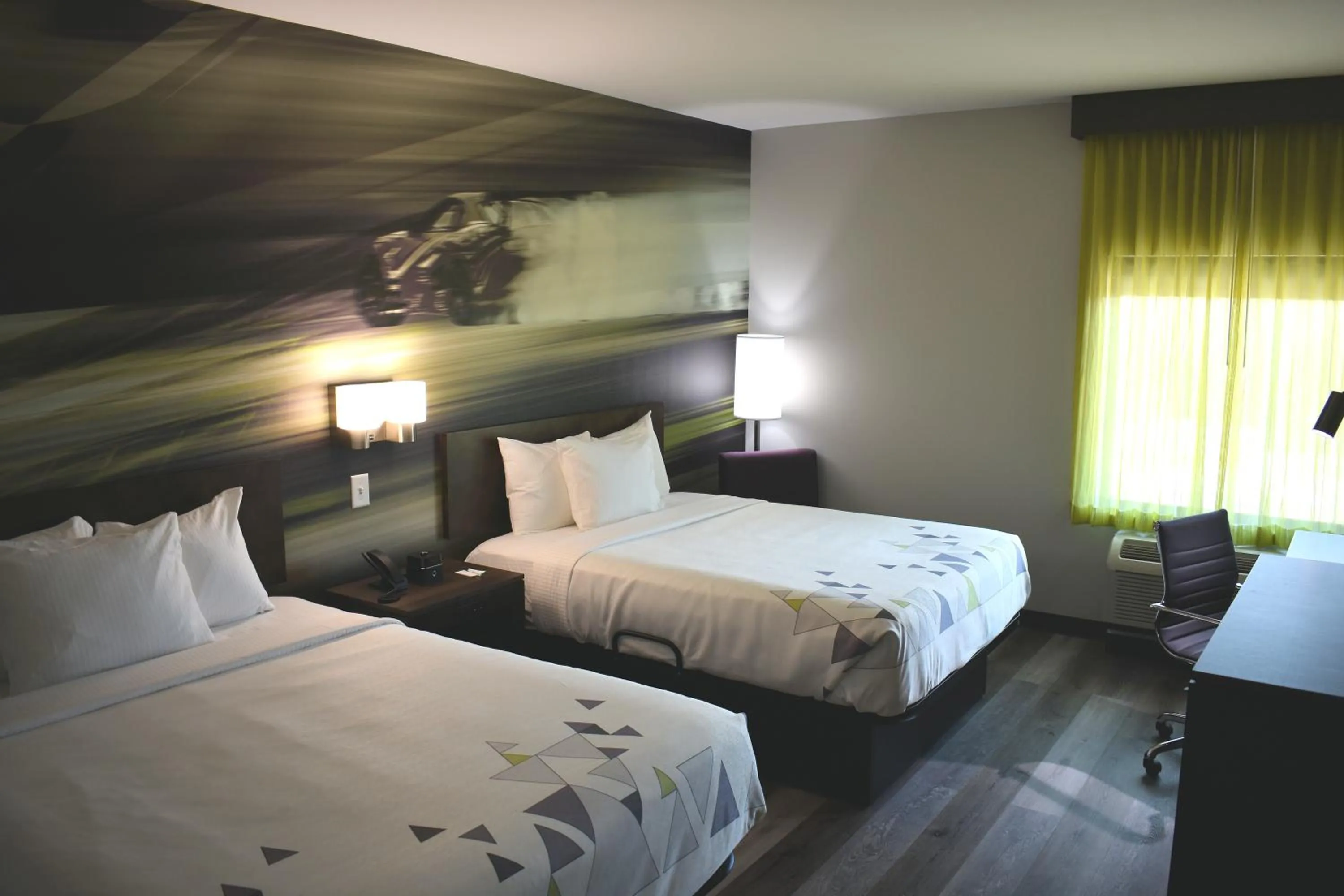 Bed in La Quinta Inn & Suites by Wyndham Braselton