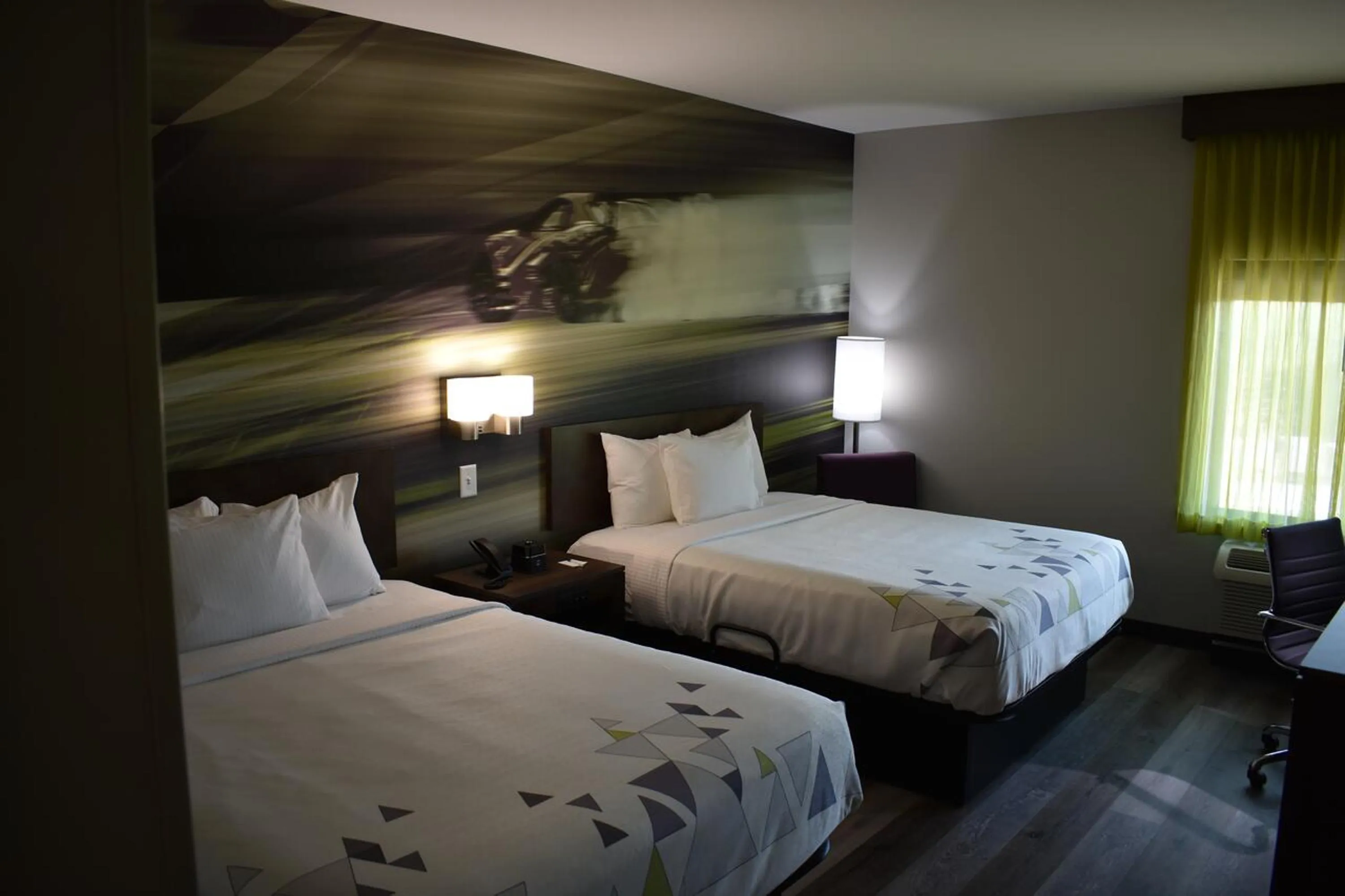 Photo of the whole room, Bed in La Quinta Inn & Suites by Wyndham Braselton