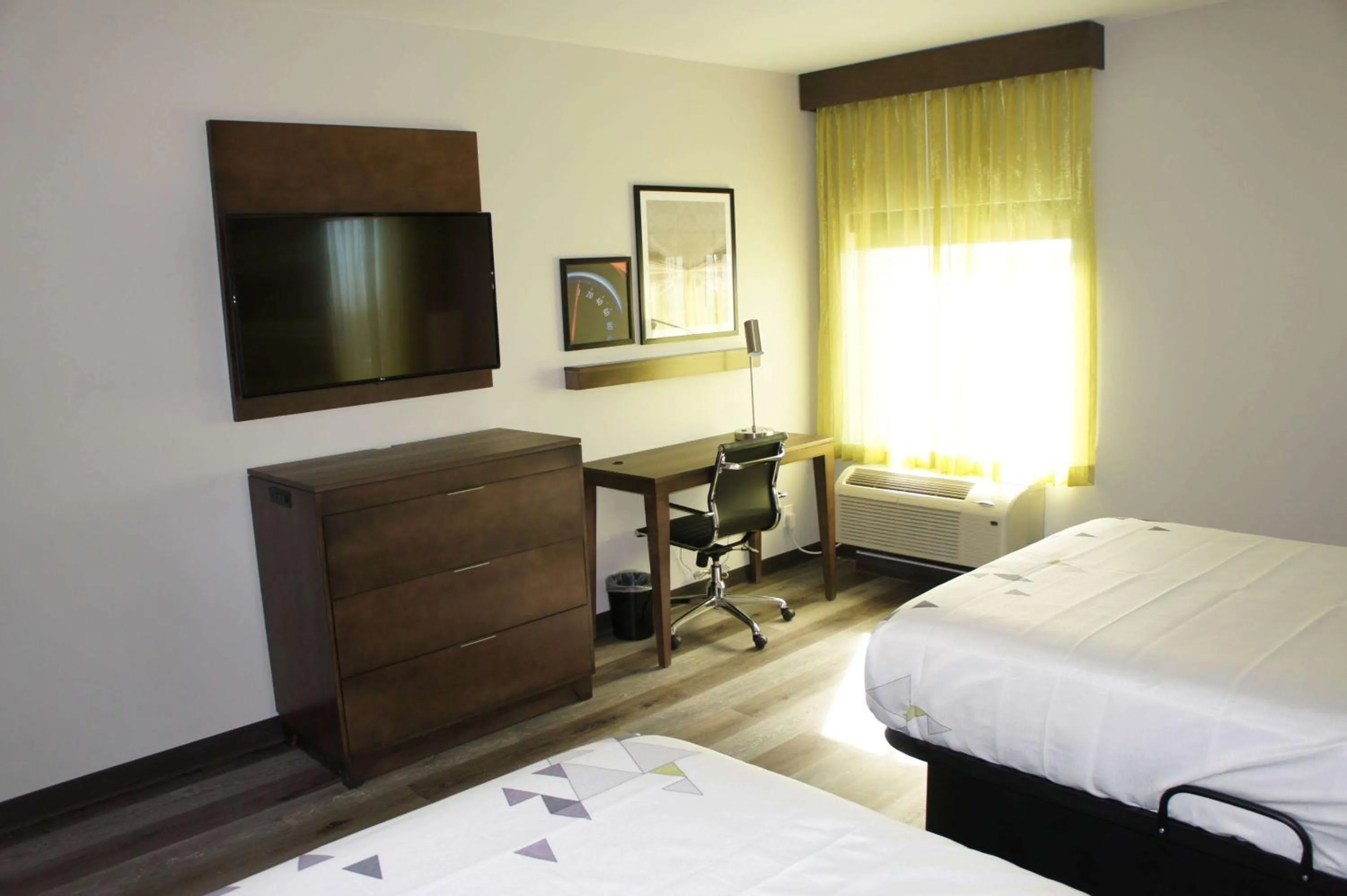 Photo of the whole room, Bed in La Quinta Inn & Suites by Wyndham Braselton