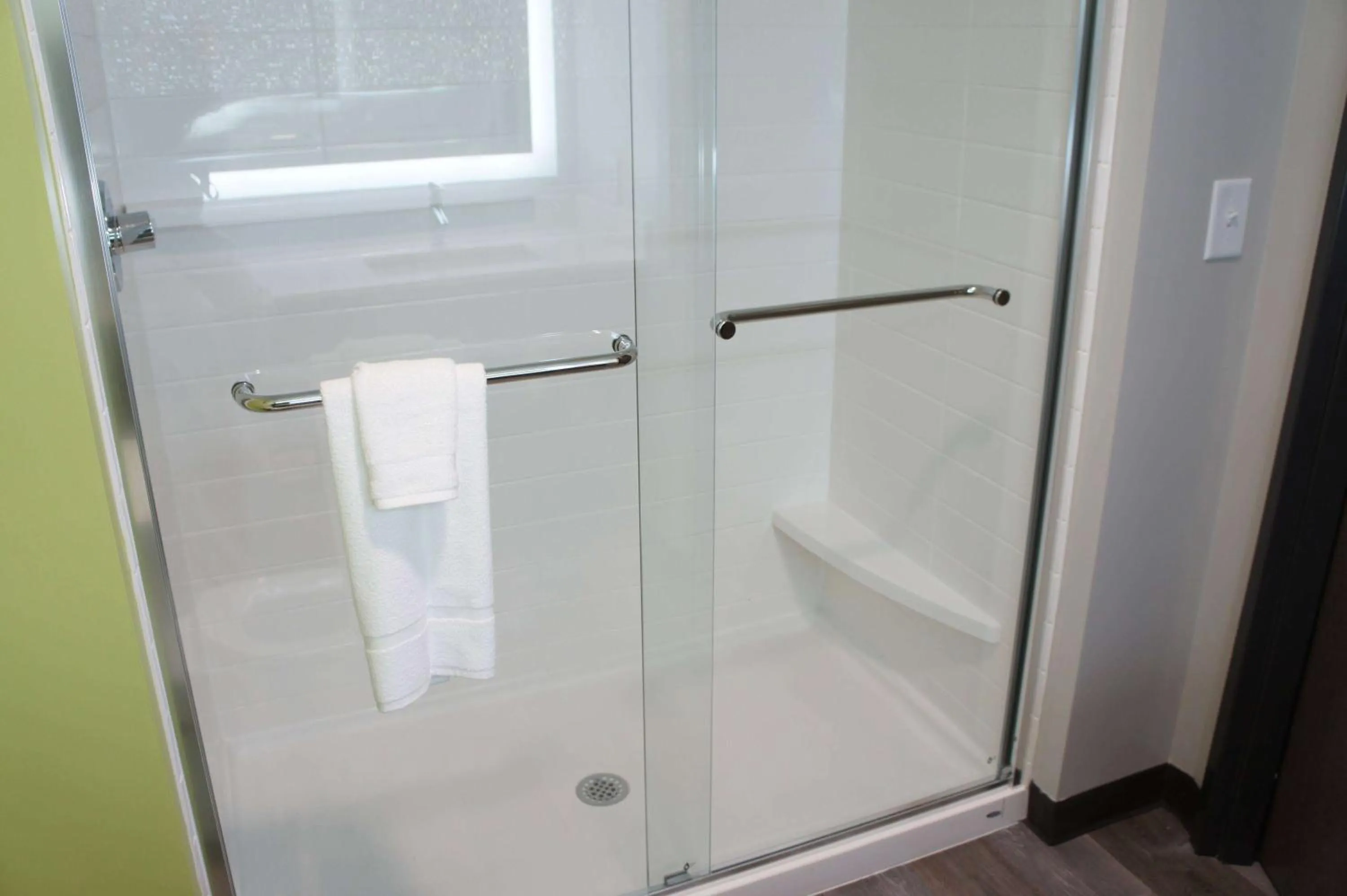 Bathroom in La Quinta Inn & Suites by Wyndham Braselton