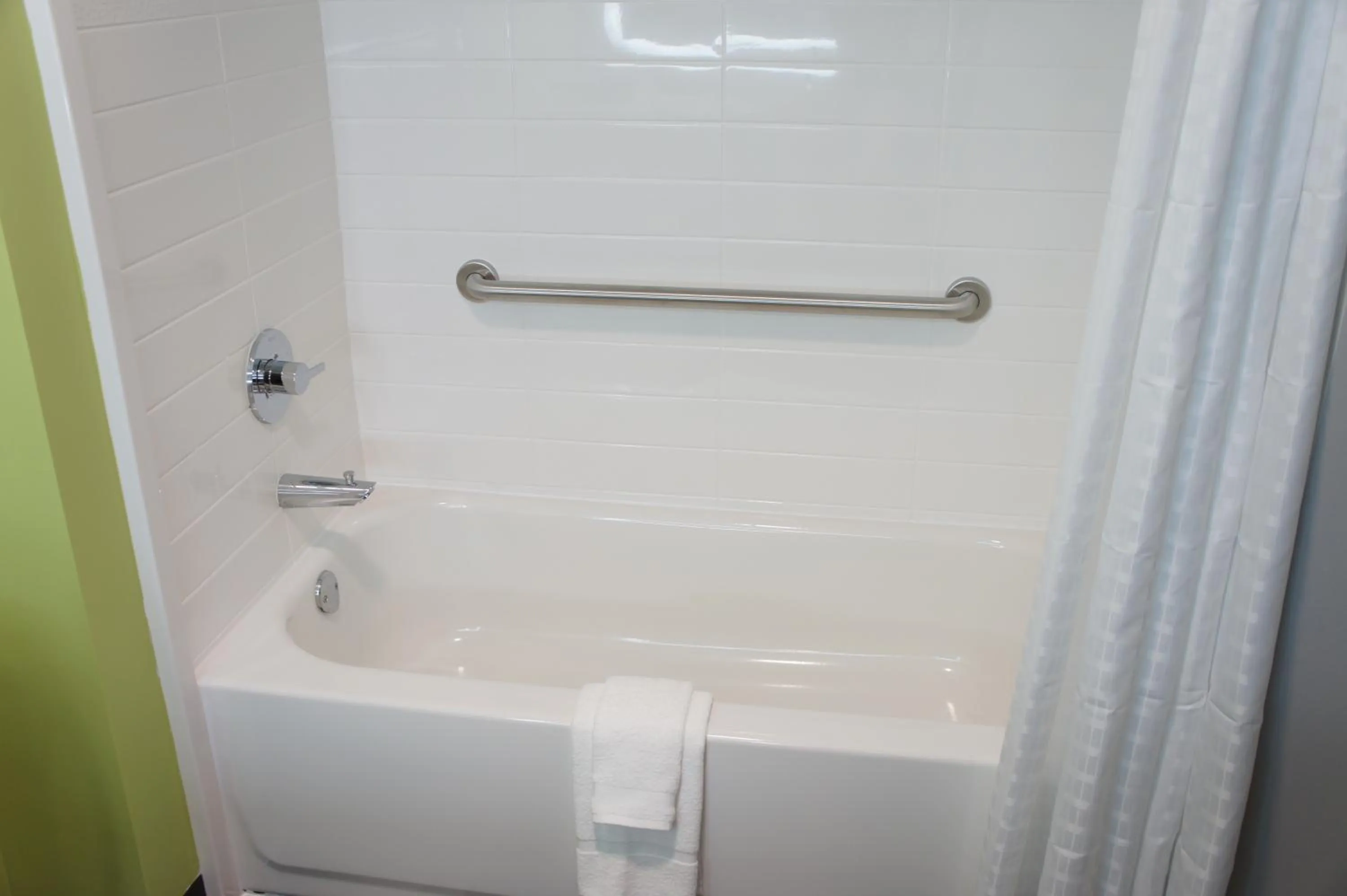 Bathroom in La Quinta Inn & Suites by Wyndham Braselton