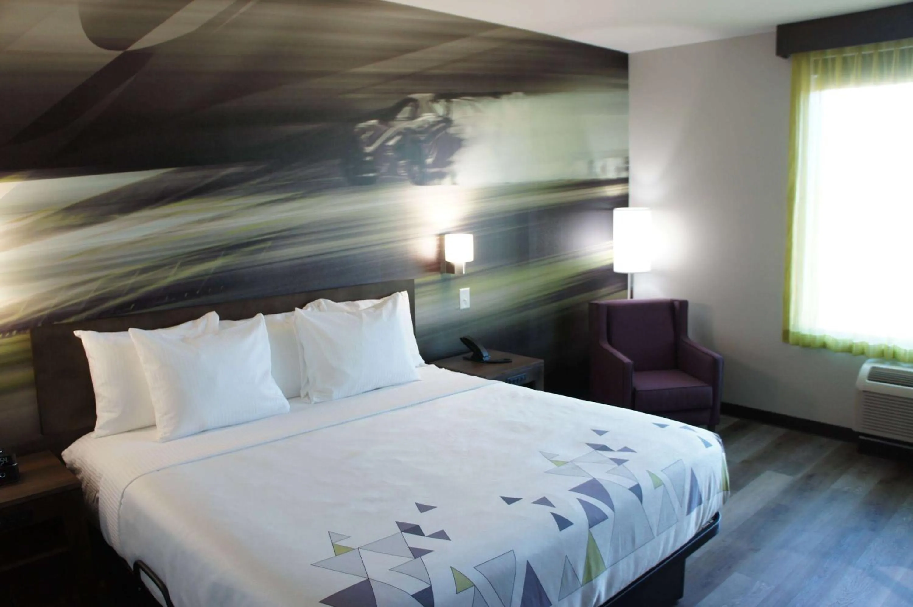 Photo of the whole room, Bed in La Quinta Inn & Suites by Wyndham Braselton