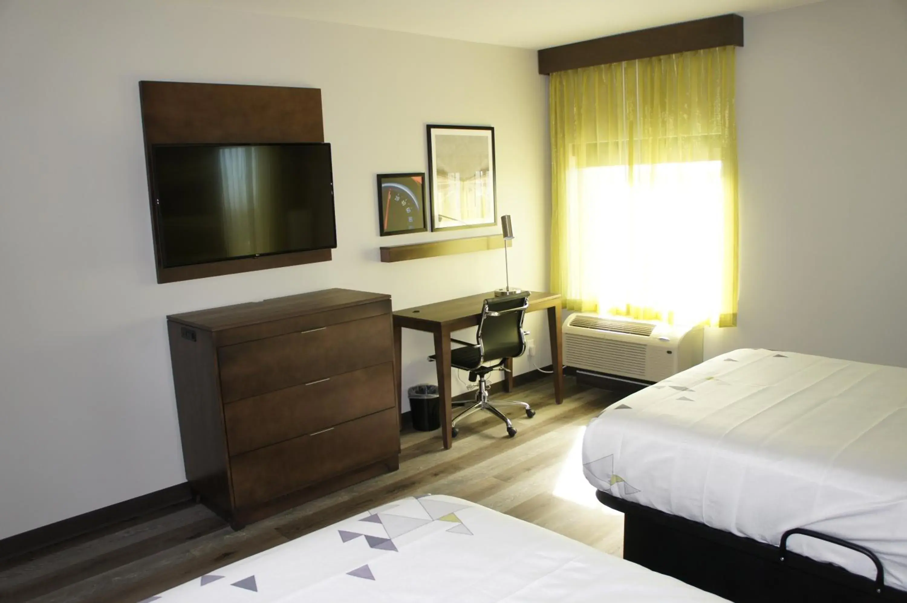 TV and multimedia, Bed in La Quinta Inn & Suites by Wyndham Braselton TV and multimedia, Bed in La Quinta Inn & Suites by Wyndham Braselton