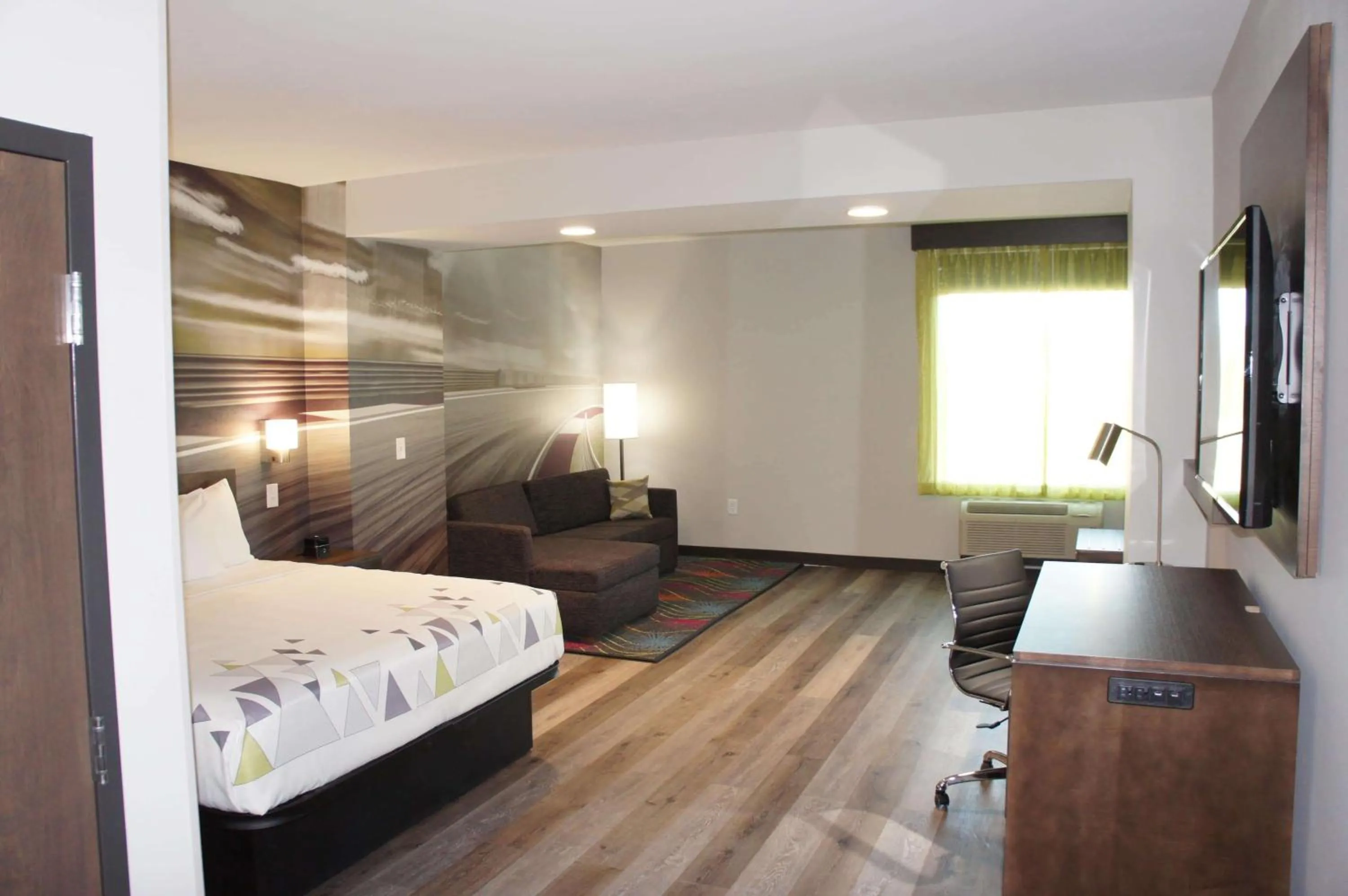 Photo of the whole room, Bed in La Quinta Inn & Suites by Wyndham Braselton