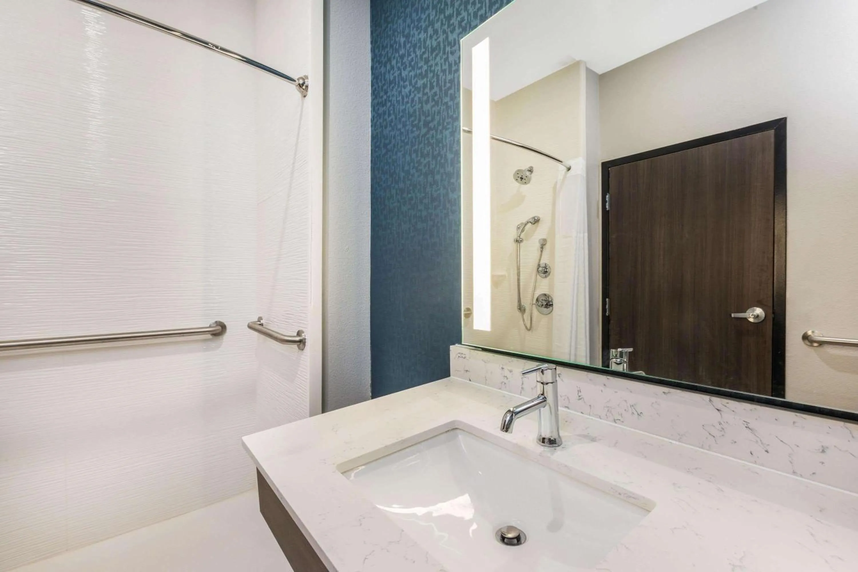 Shower in La Quinta Inn & Suites by Wyndham Galveston West Seawall