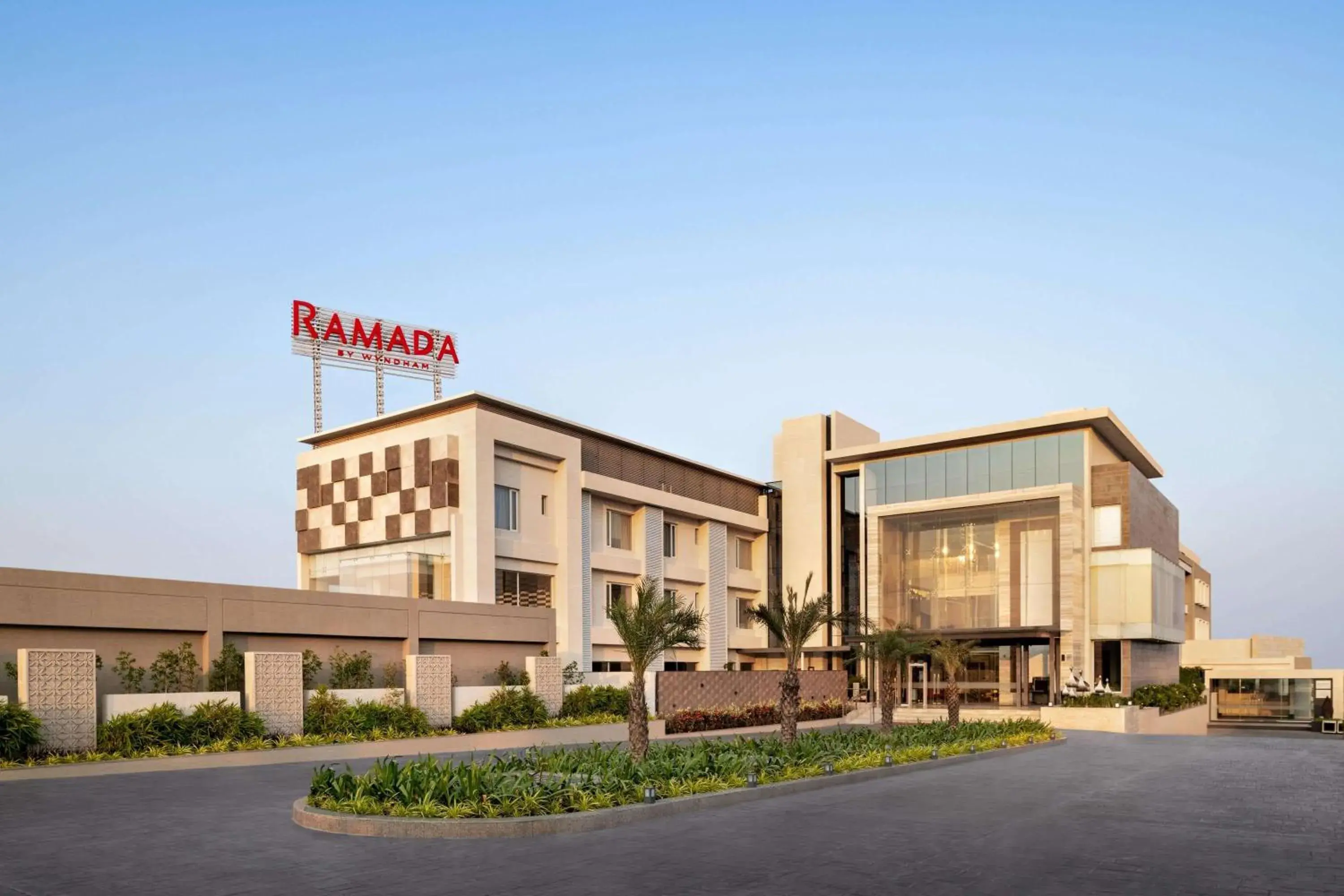 Property building in Ramada by Wyndham Gandhidham Shinay Property building in Ramada by Wyndham Gandhidham Shinay
