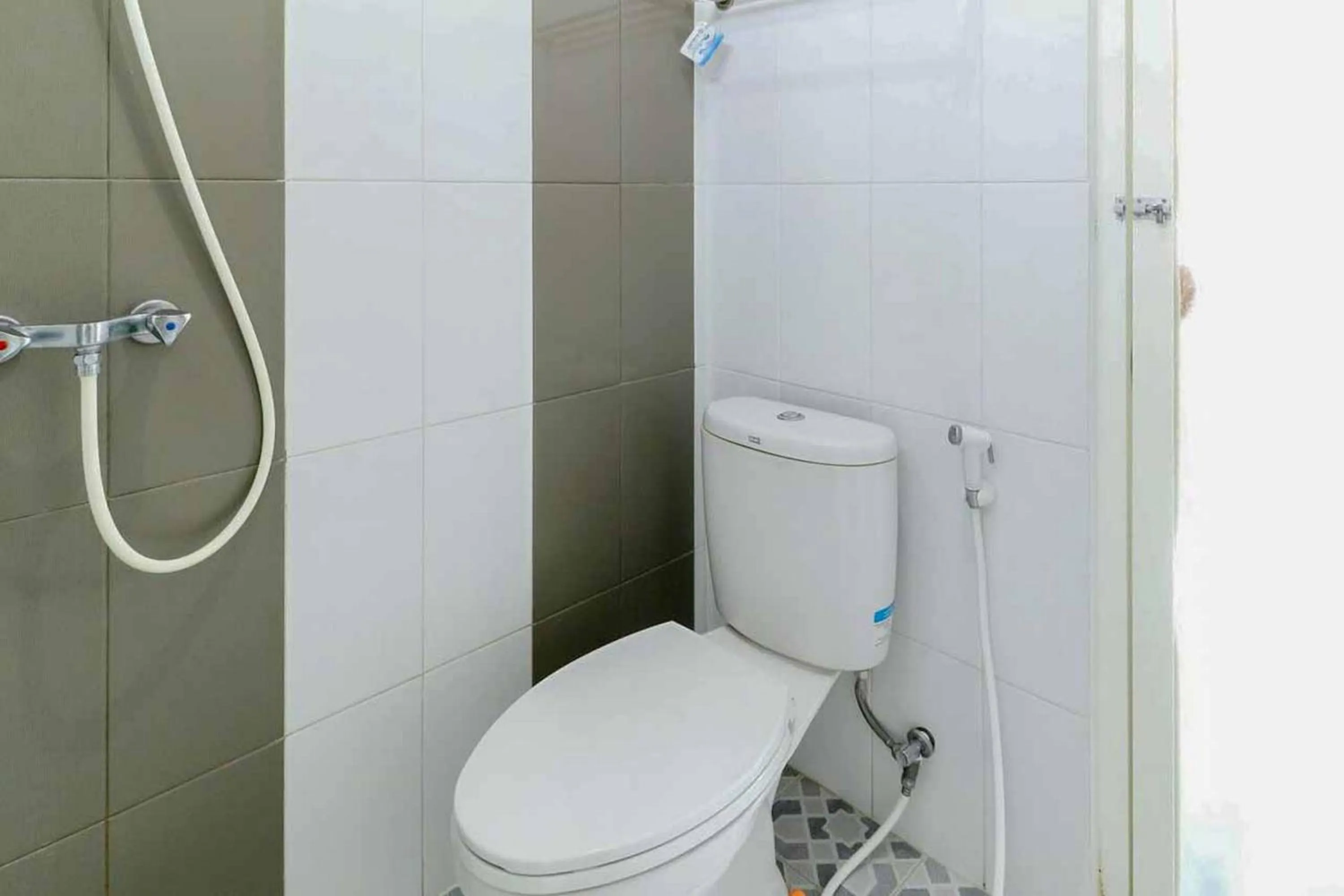 Bathroom in Griya Mulya near Alun Alun Batu Mitra RedDoorz