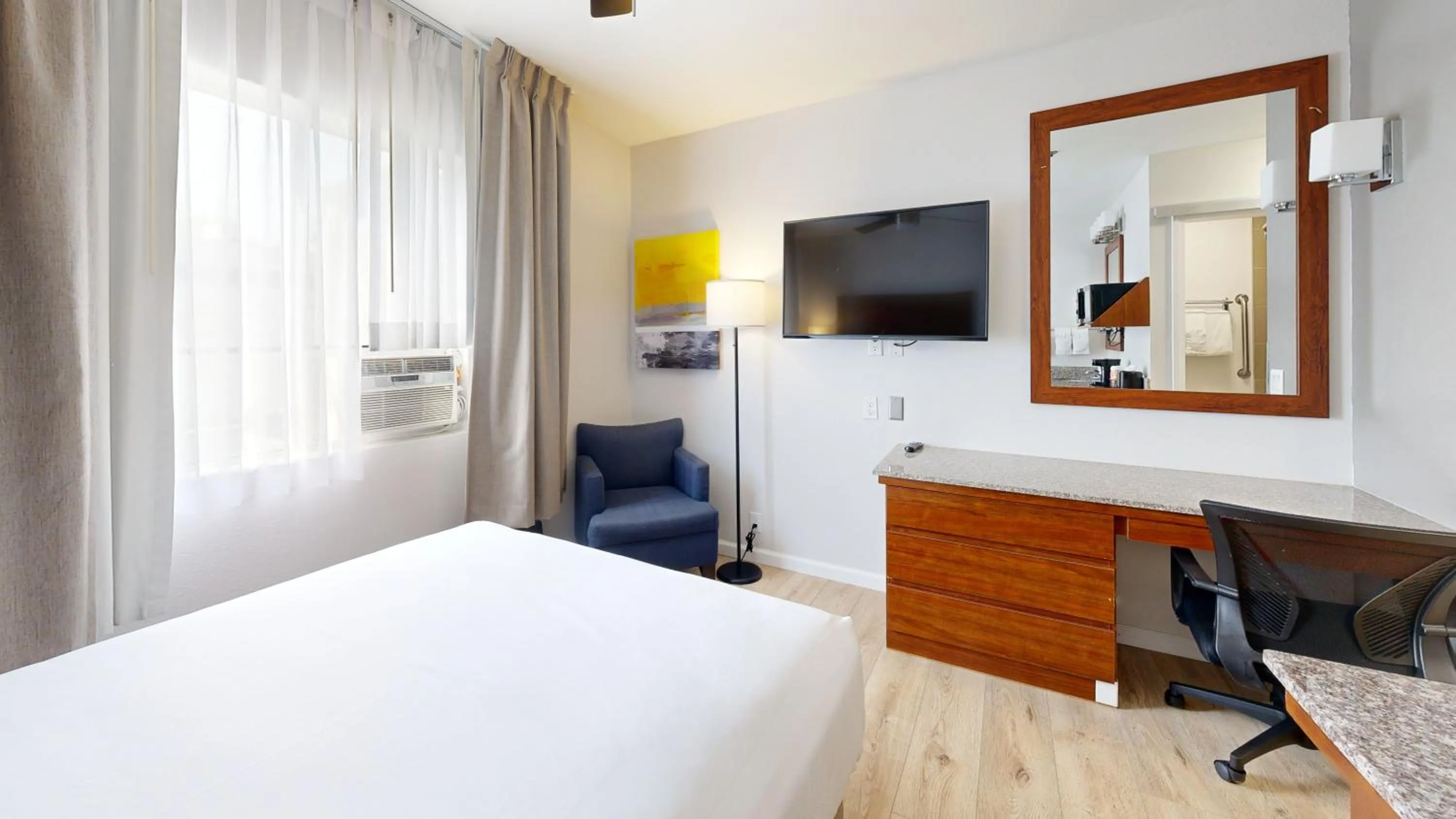 Bed in Comfort Inn Gaslamp Convention Center