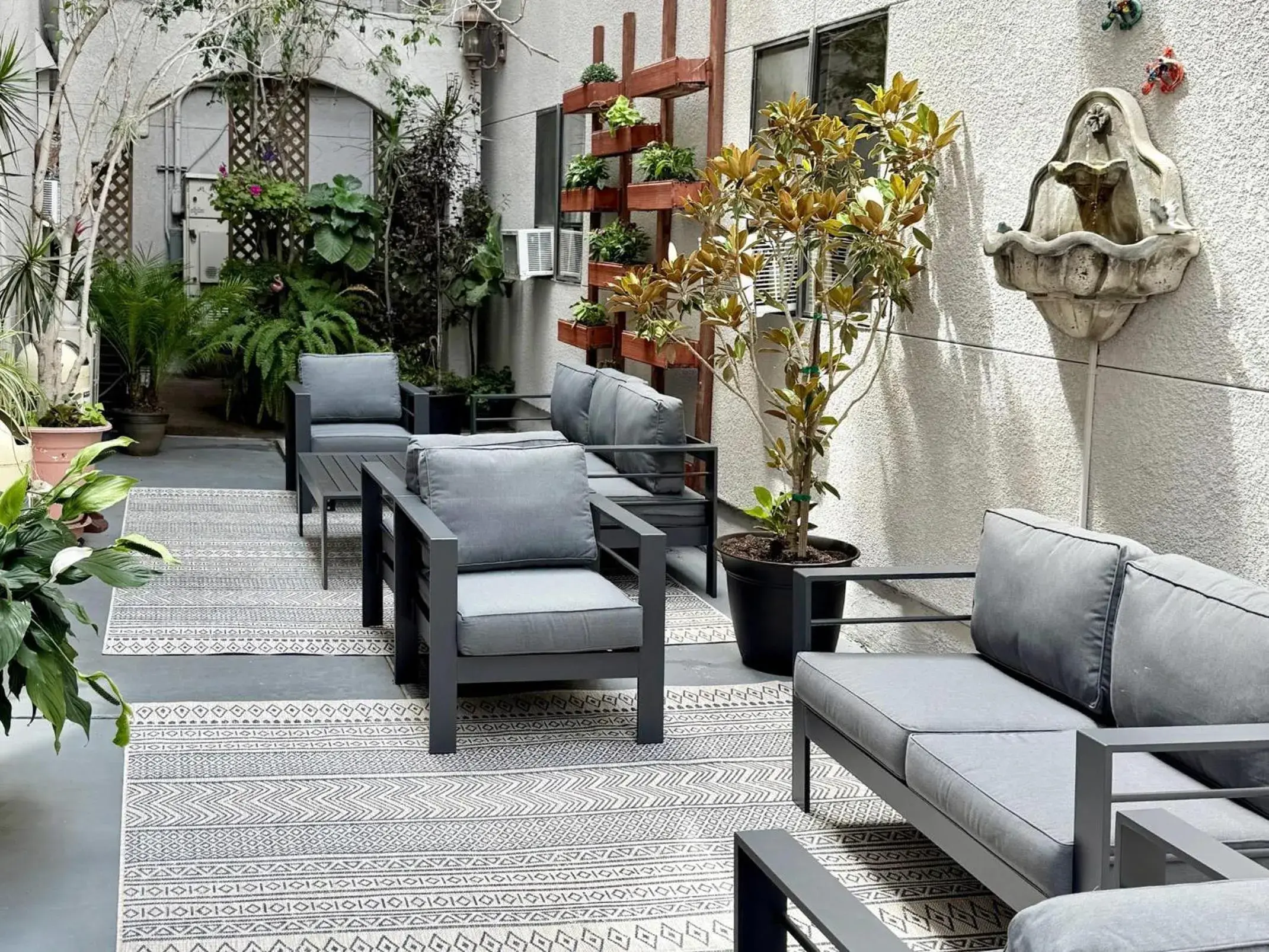 Swimming pool in Comfort Inn Gaslamp Convention Center Swimming pool in Comfort Inn Gaslamp Convention Center