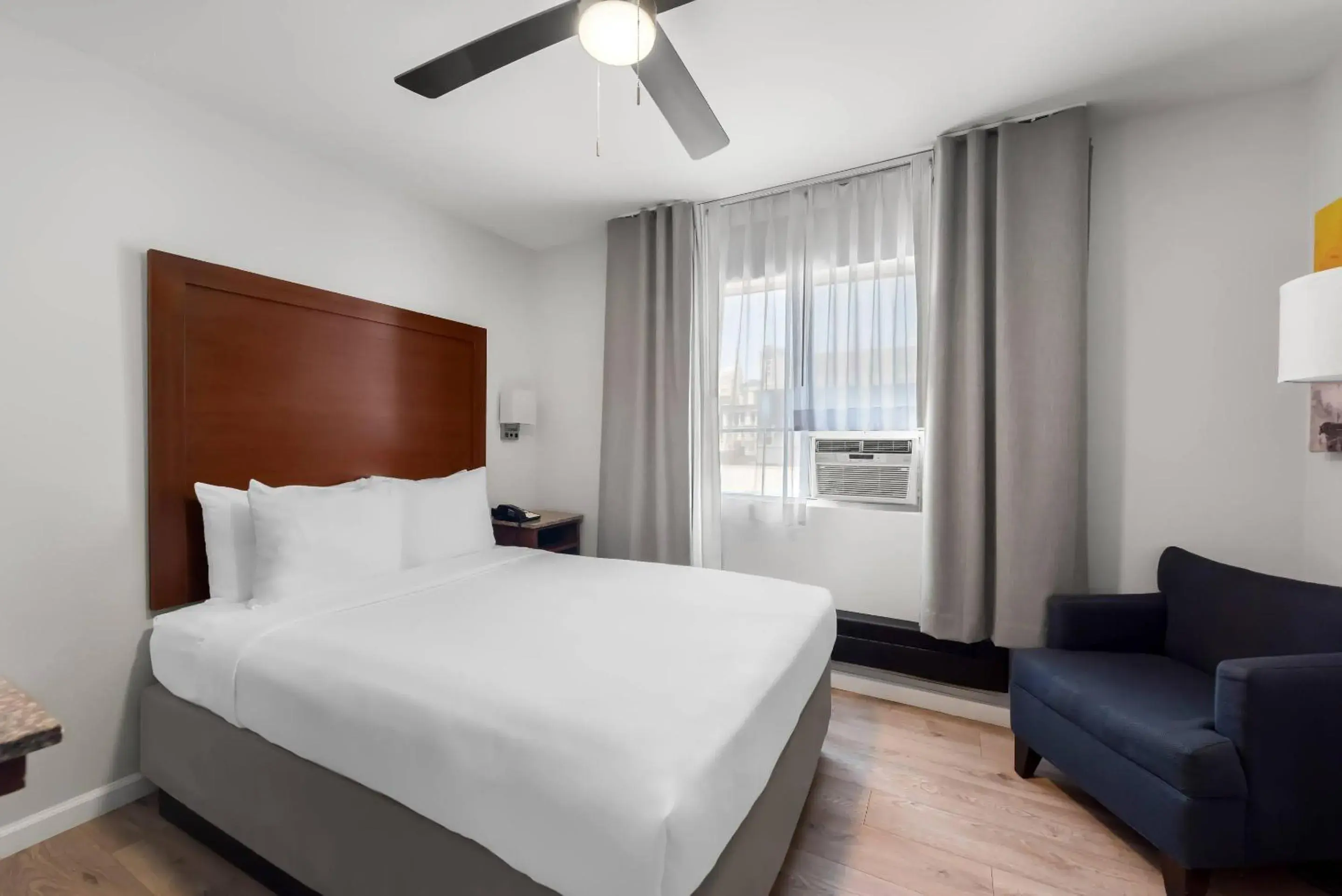 Bedroom, Bed in Comfort Inn Gaslamp Convention Center Bedroom, Bed in Comfort Inn Gaslamp Convention Center