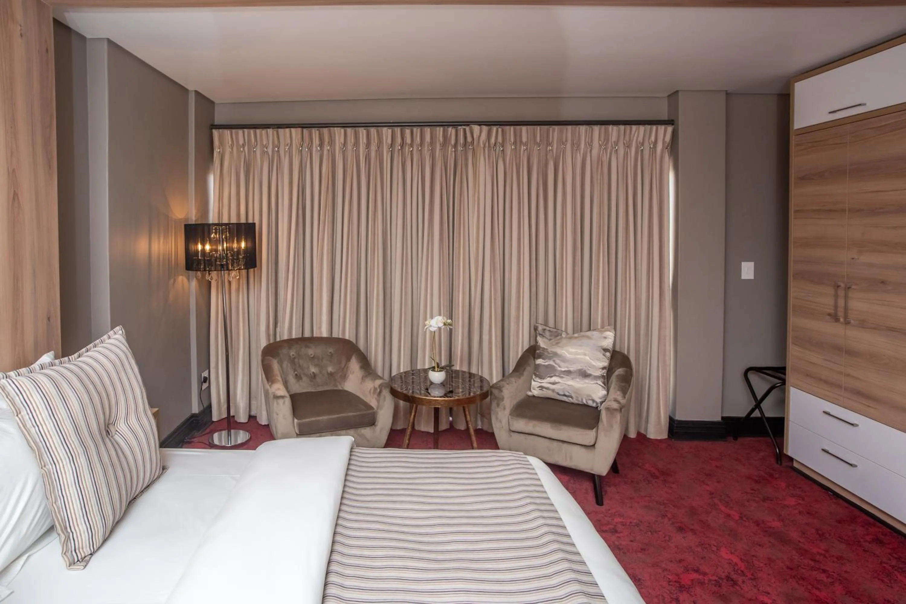 Bed in LOCH LOGAN HOTEL