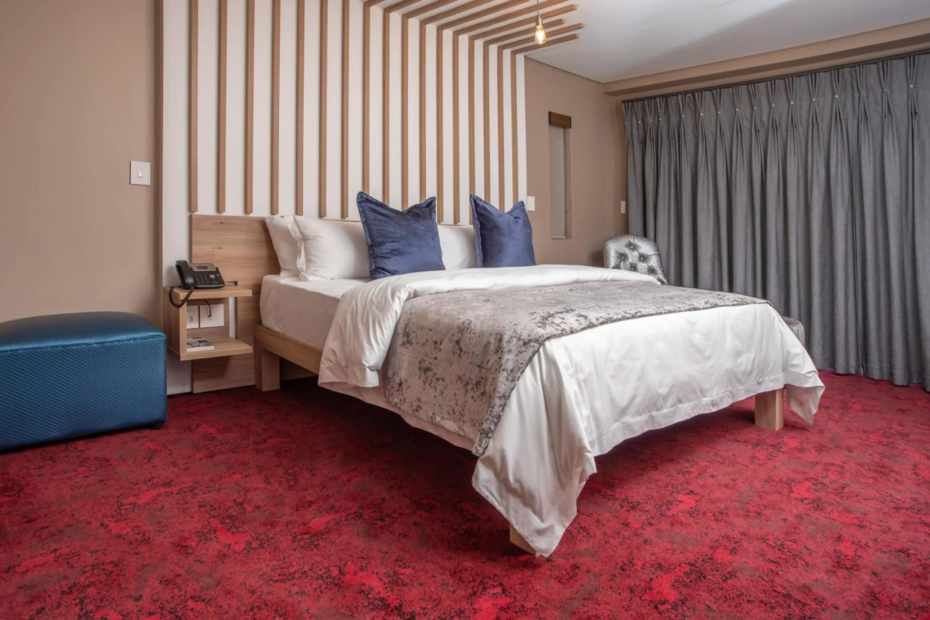 Bed in LOCH LOGAN HOTEL