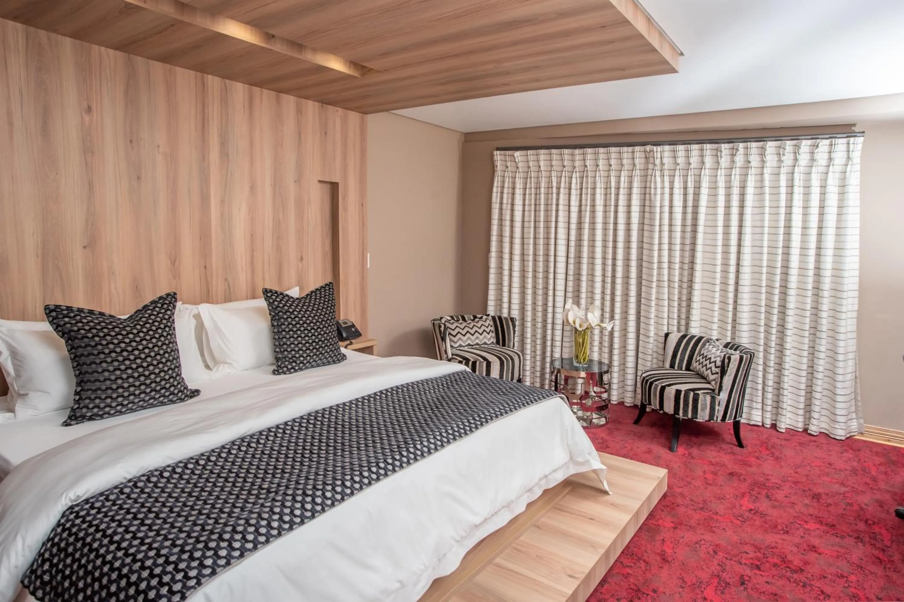 Bed in LOCH LOGAN HOTEL