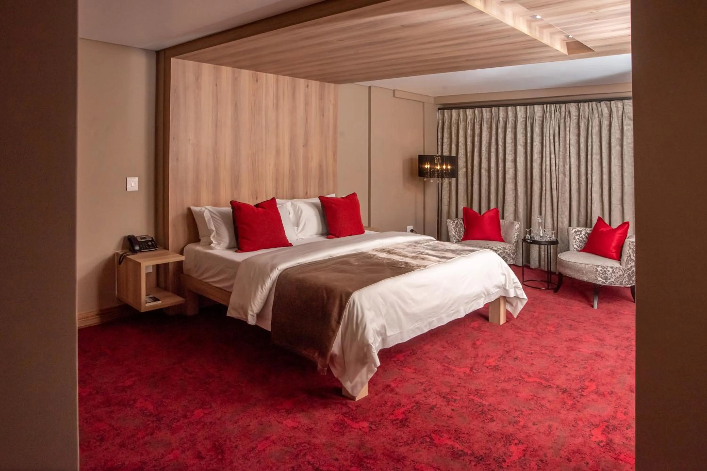 Bed in LOCH LOGAN HOTEL