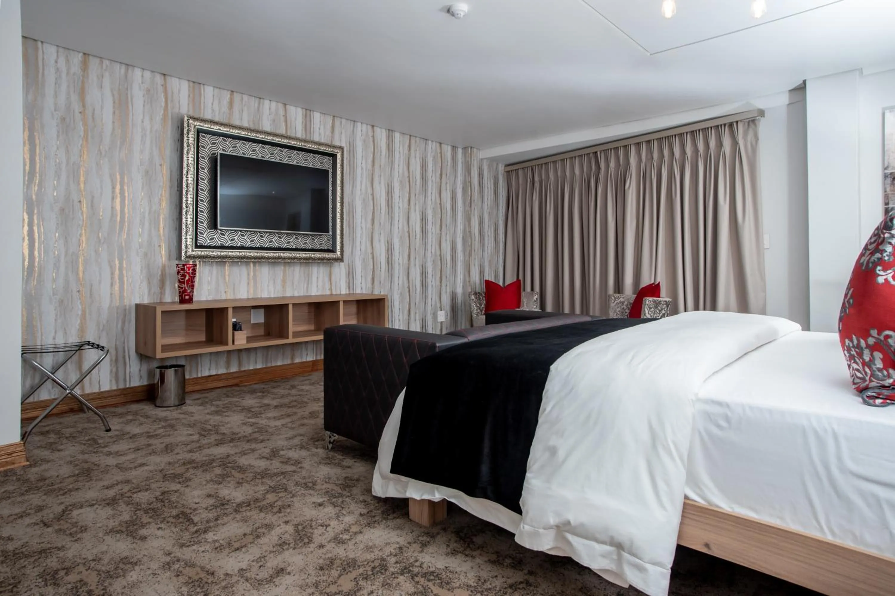 Bed in LOCH LOGAN HOTEL