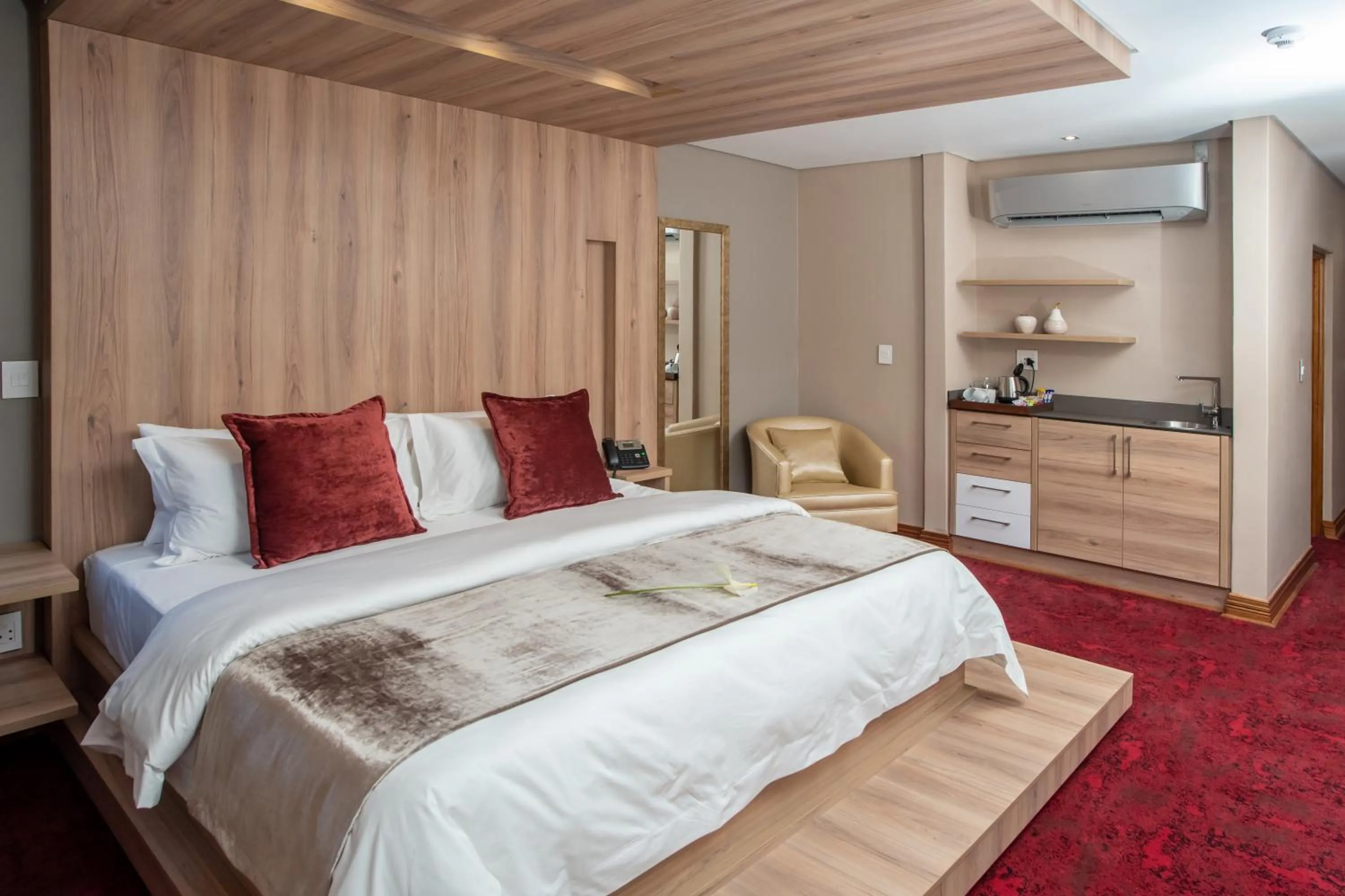 Bed in LOCH LOGAN HOTEL