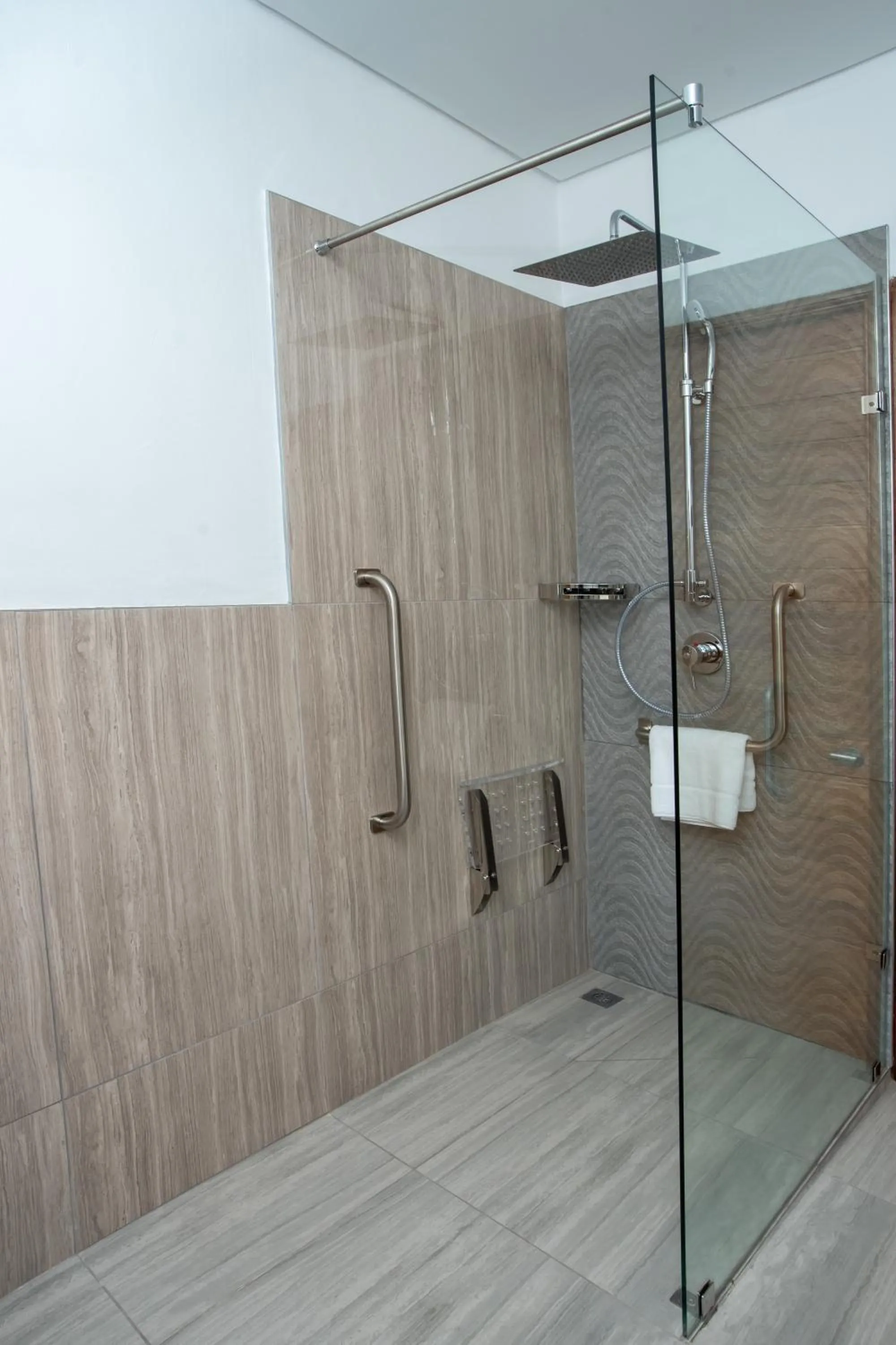 Shower in LOCH LOGAN HOTEL