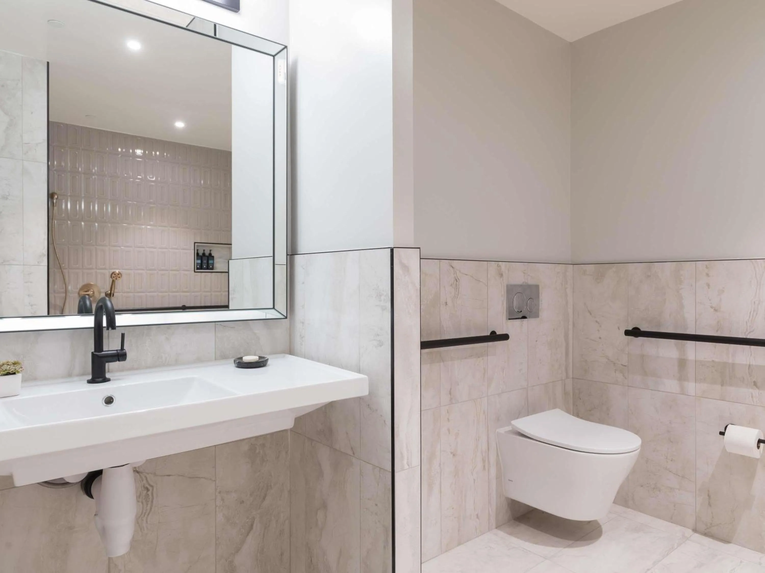 Bedroom in Hotel Stratford San Francisco - Handwritten Collection