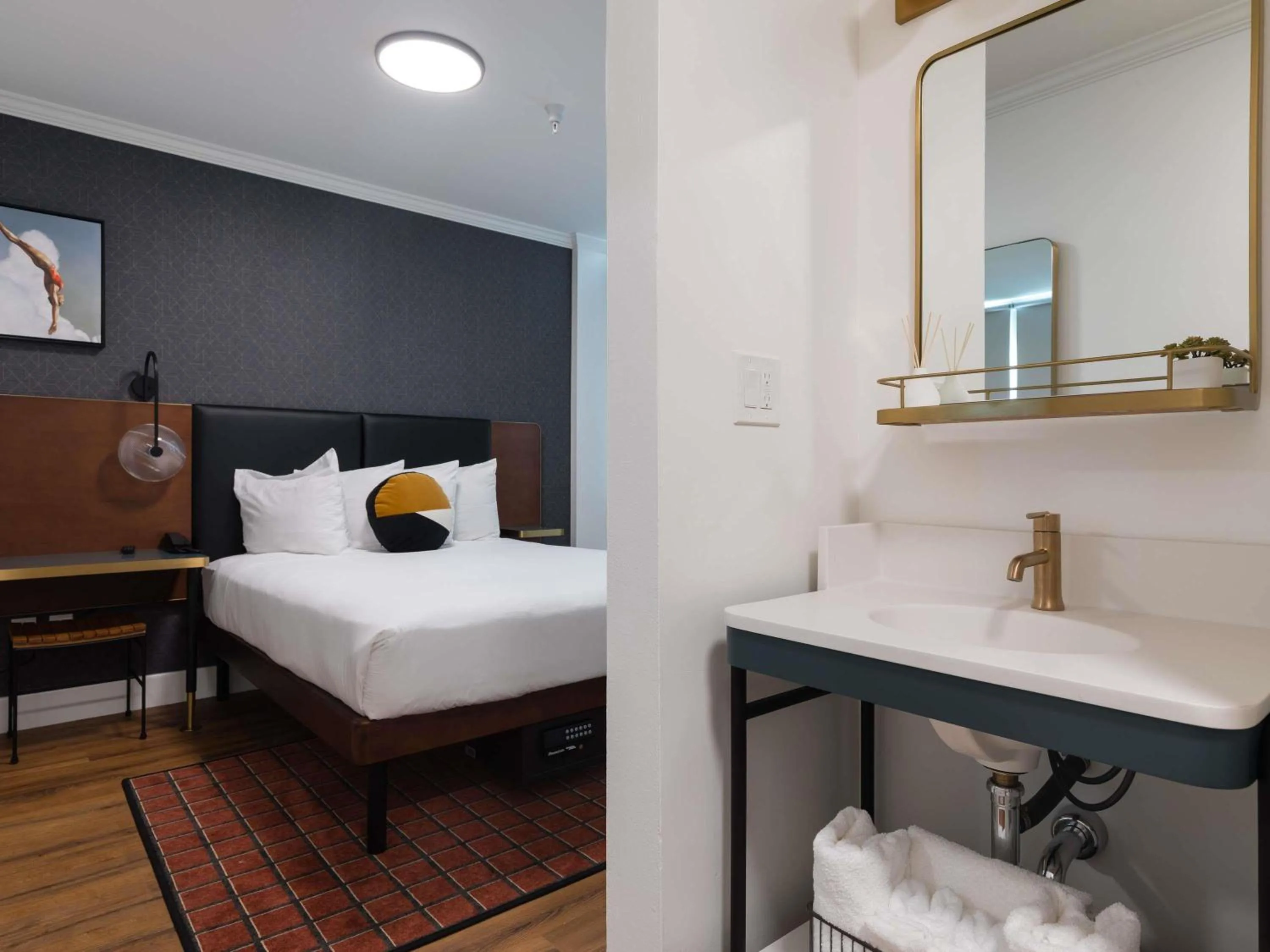 Bedroom, Bed in Hotel Stratford San Francisco - Handwritten Collection