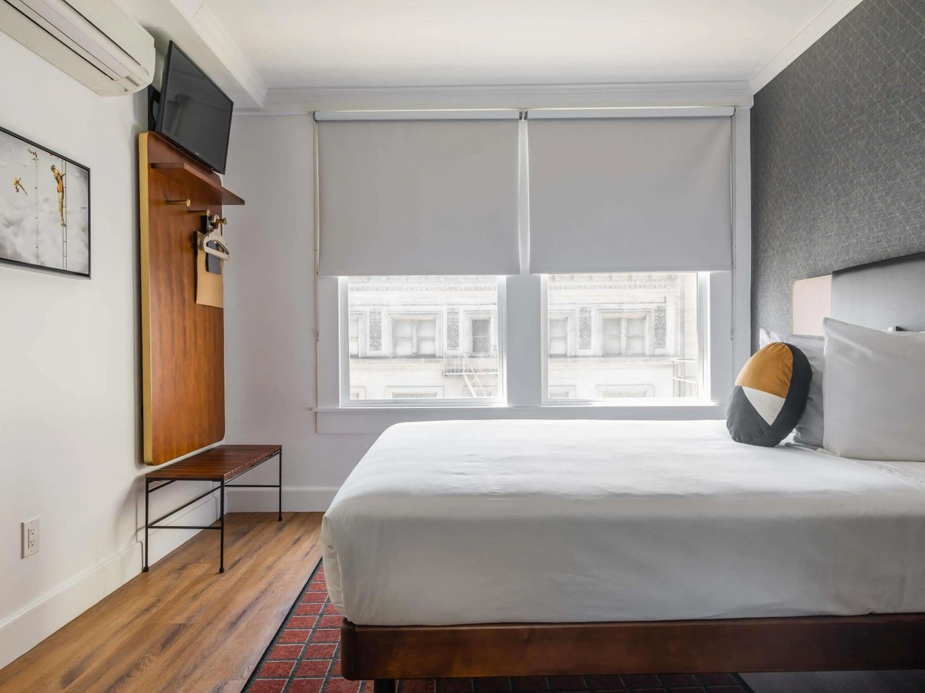 Bedroom, Bed in Hotel Stratford San Francisco - Handwritten Collection