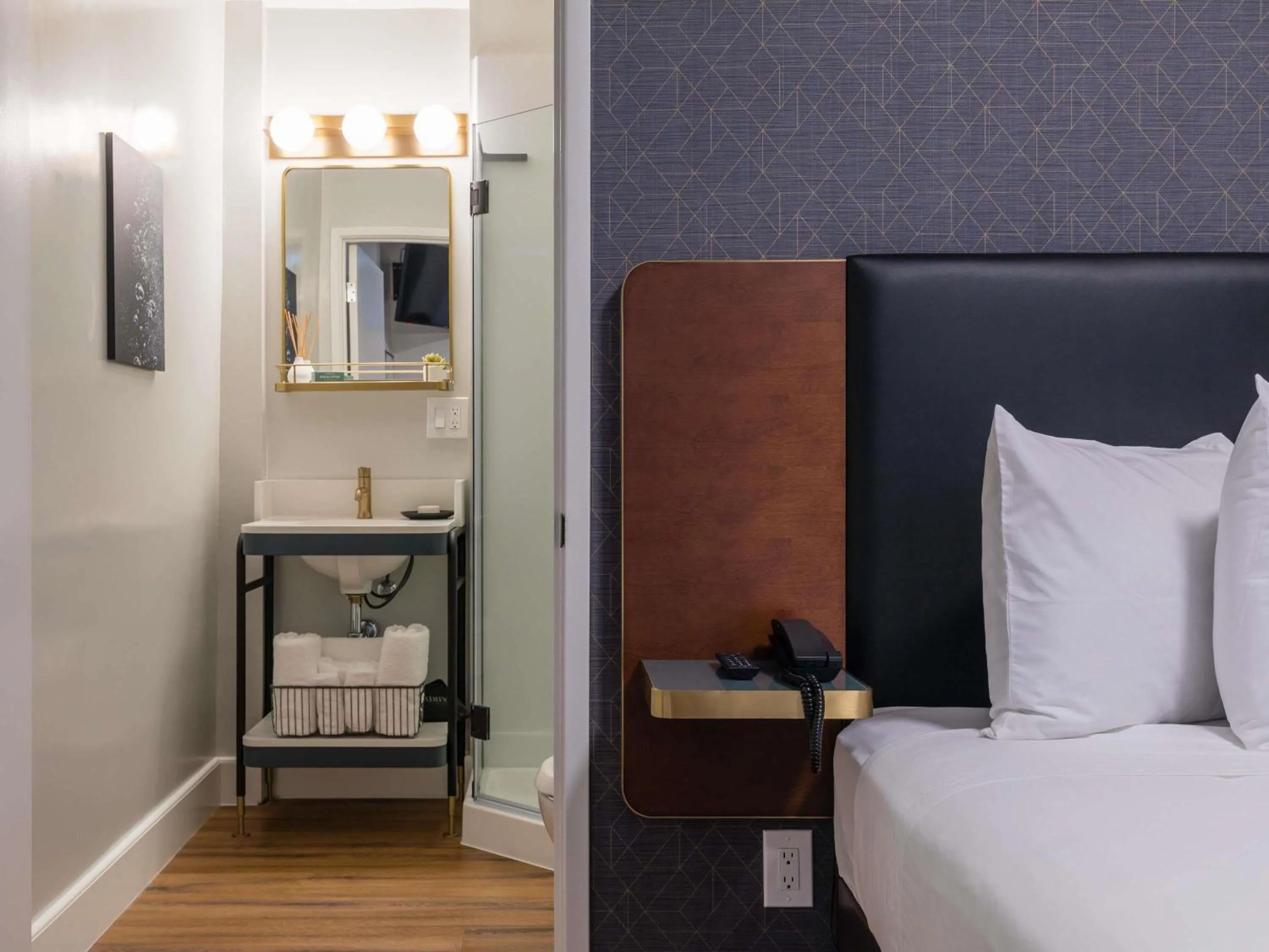 Bedroom, Bed in Hotel Stratford San Francisco - Handwritten Collection