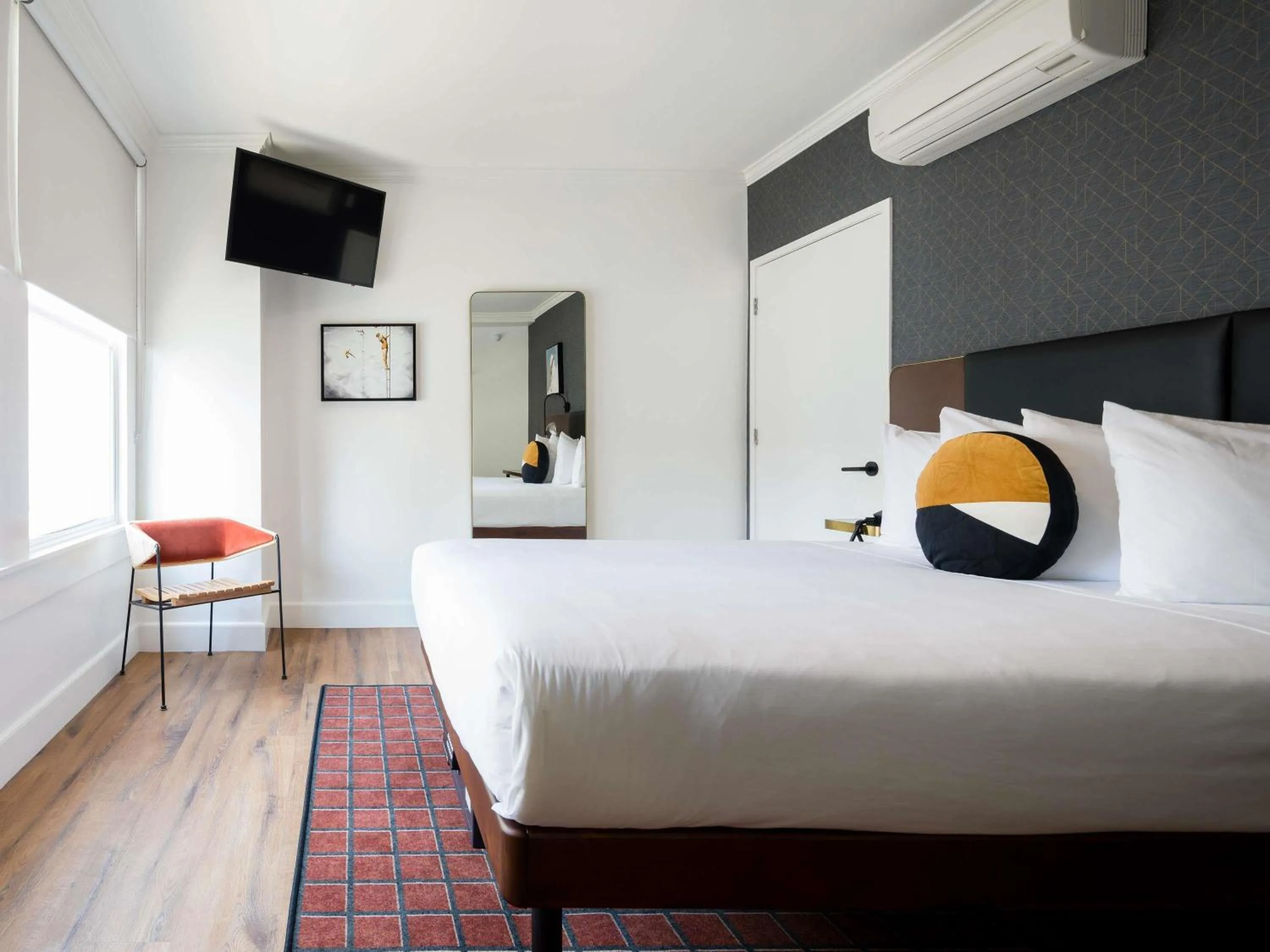 Bedroom, Bed in Hotel Stratford San Francisco - Handwritten Collection