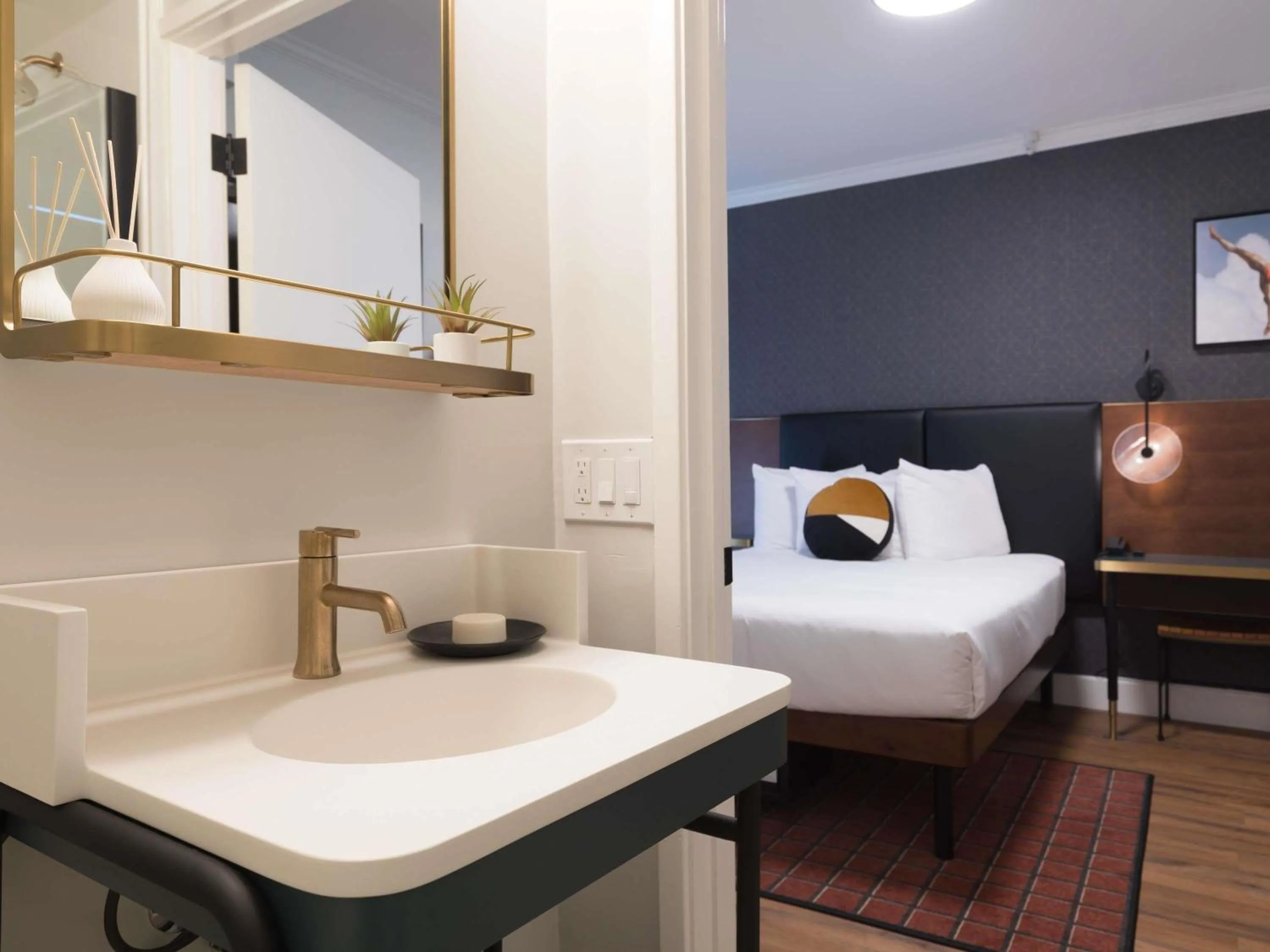 Bedroom, Bed in Hotel Stratford San Francisco - Handwritten Collection