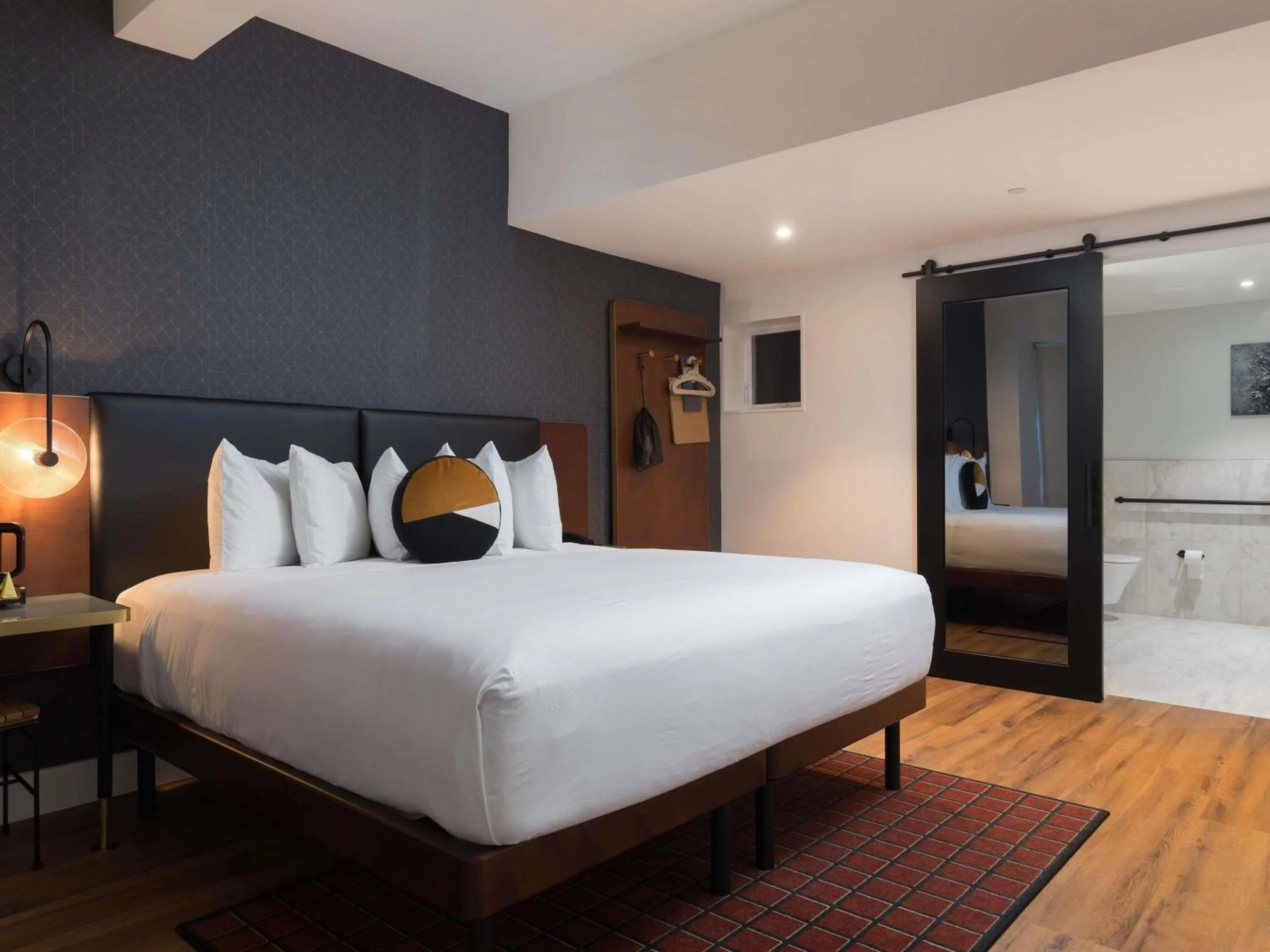 Bedroom, Bed in Hotel Stratford San Francisco - Handwritten Collection