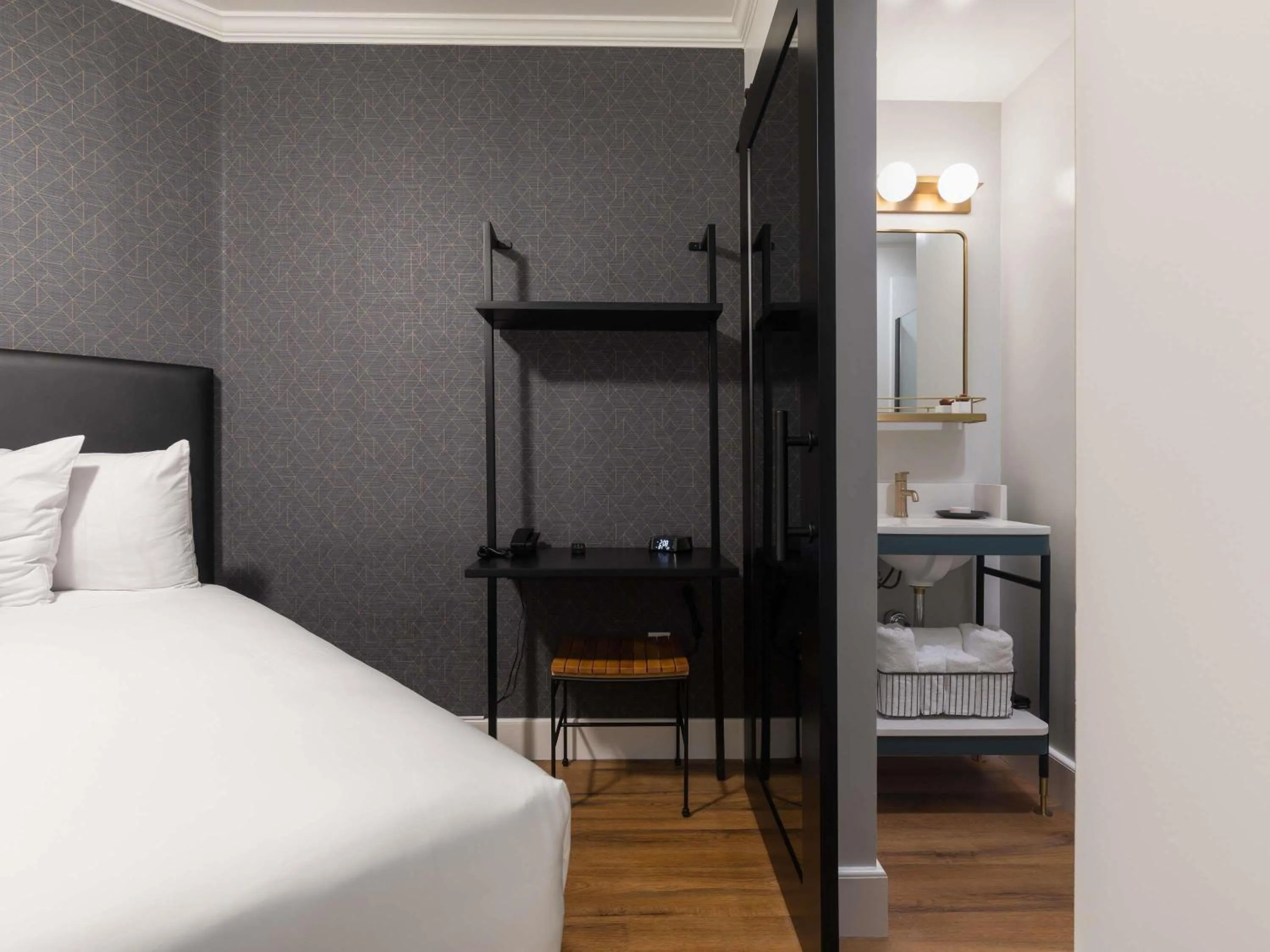 Bedroom, Bed in Hotel Stratford San Francisco - Handwritten Collection