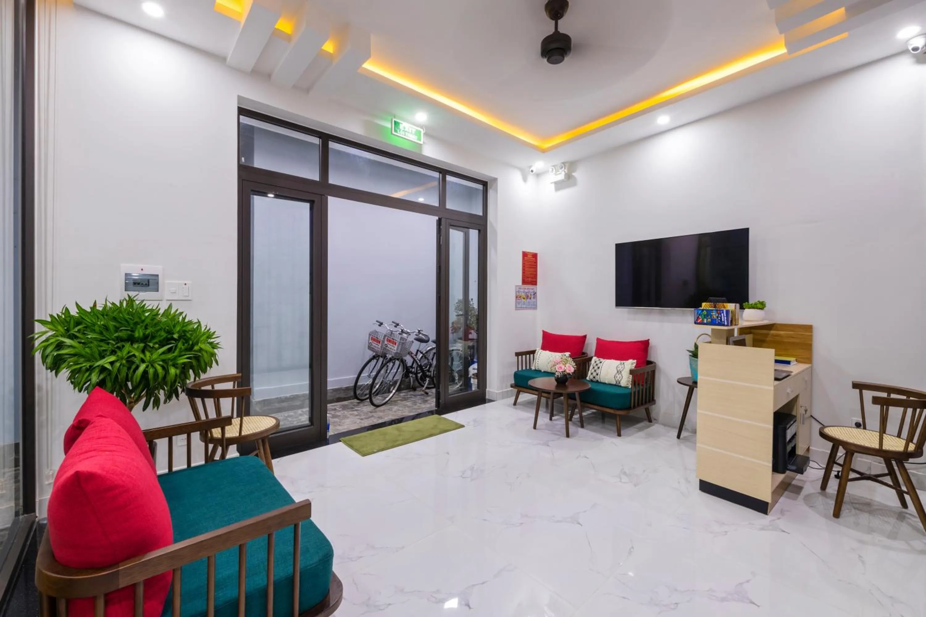 Communal lounge/ TV room in Onion Homestay