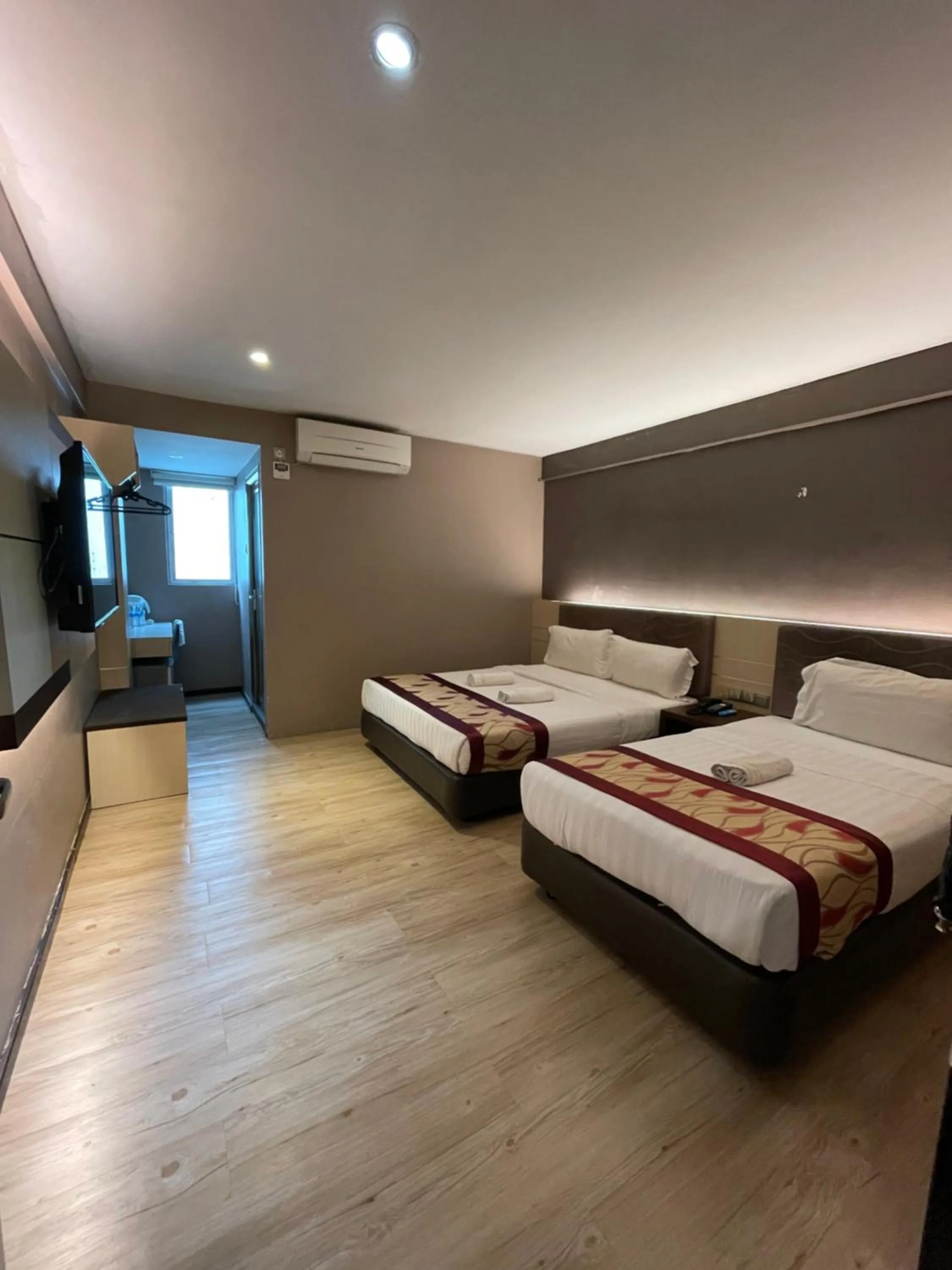 Property building, Bed in Palace Inn