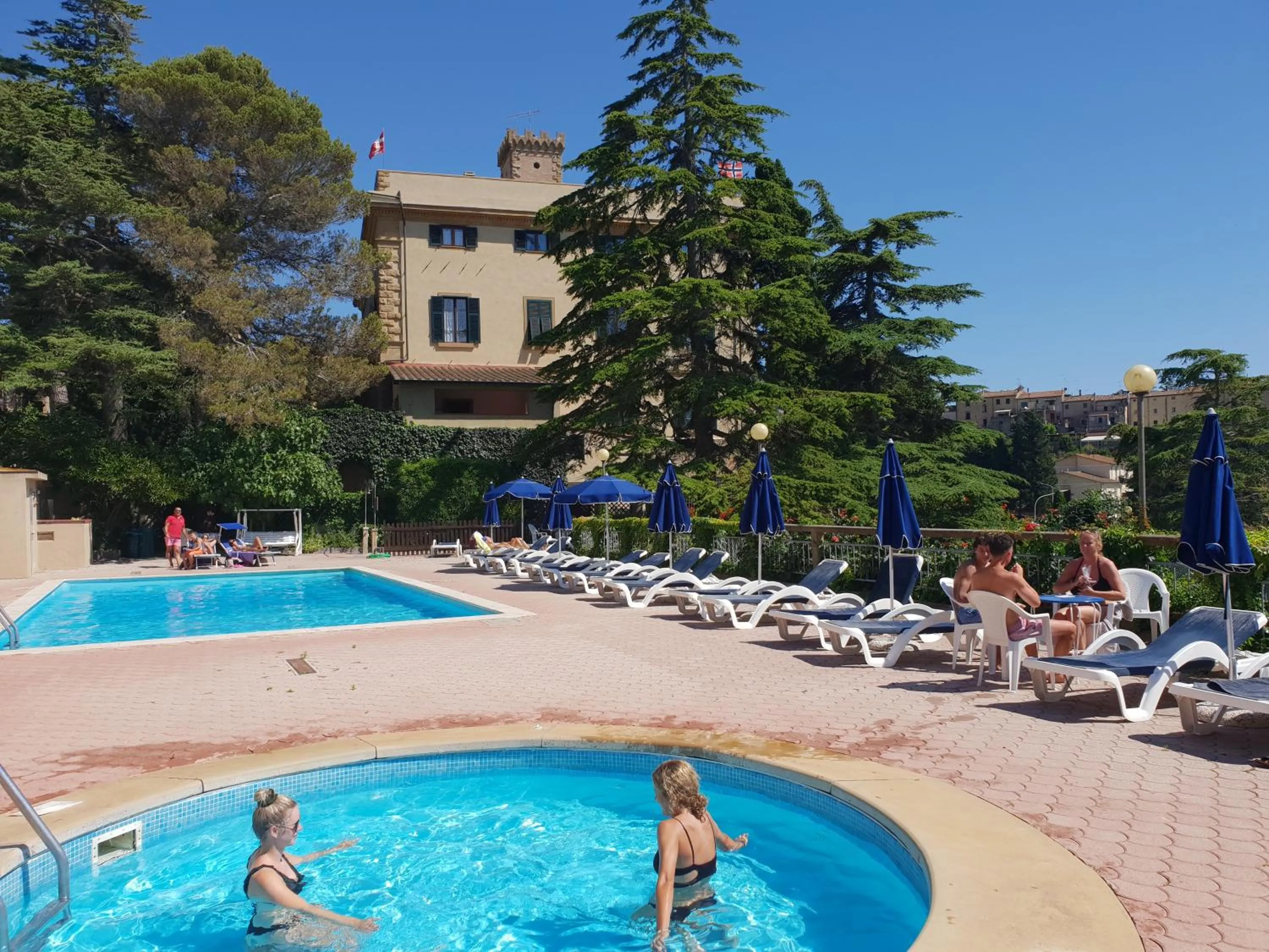 Swimming pool in Residence Villa Elena
