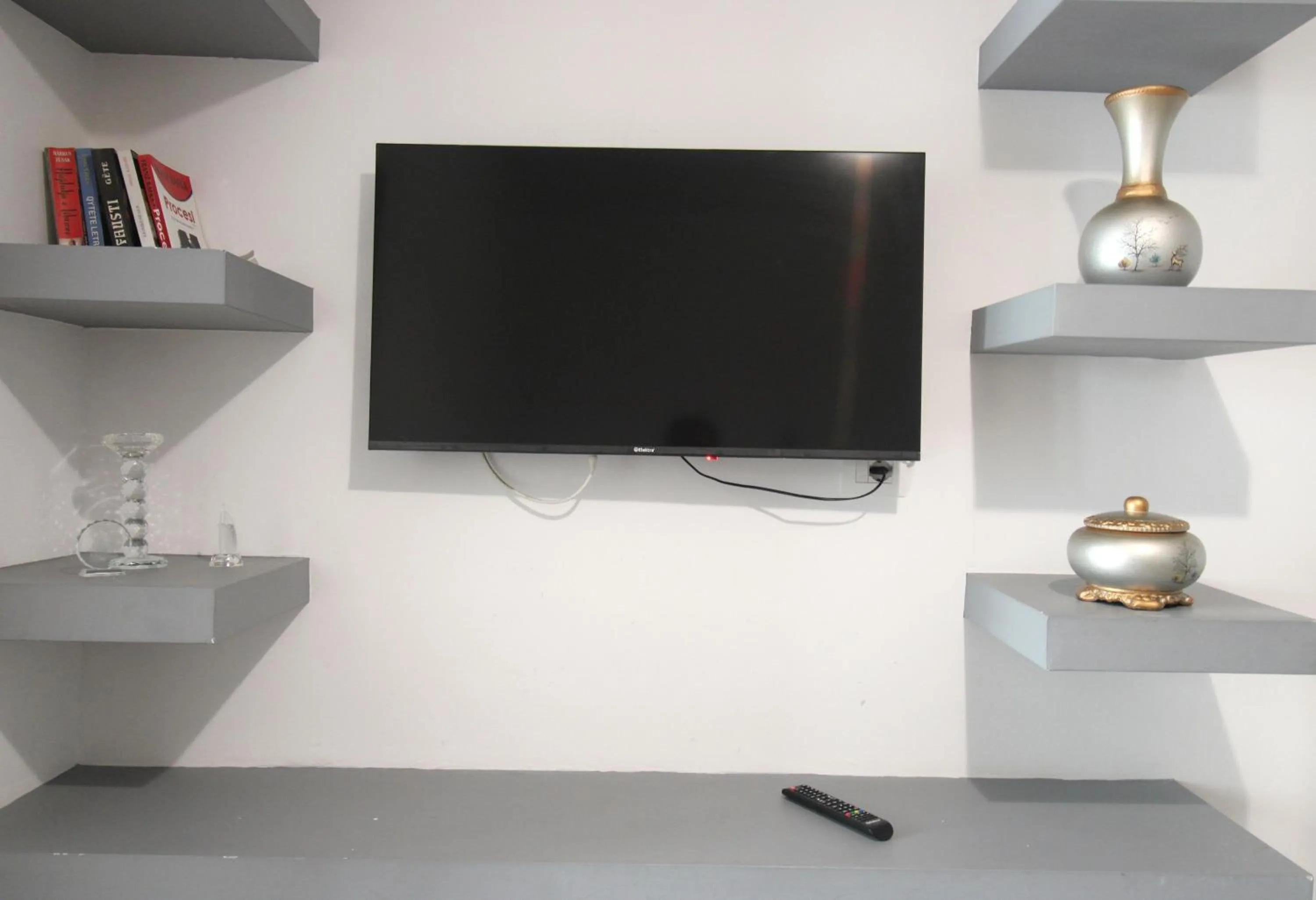 TV and multimedia in Hotel Villa Adrian