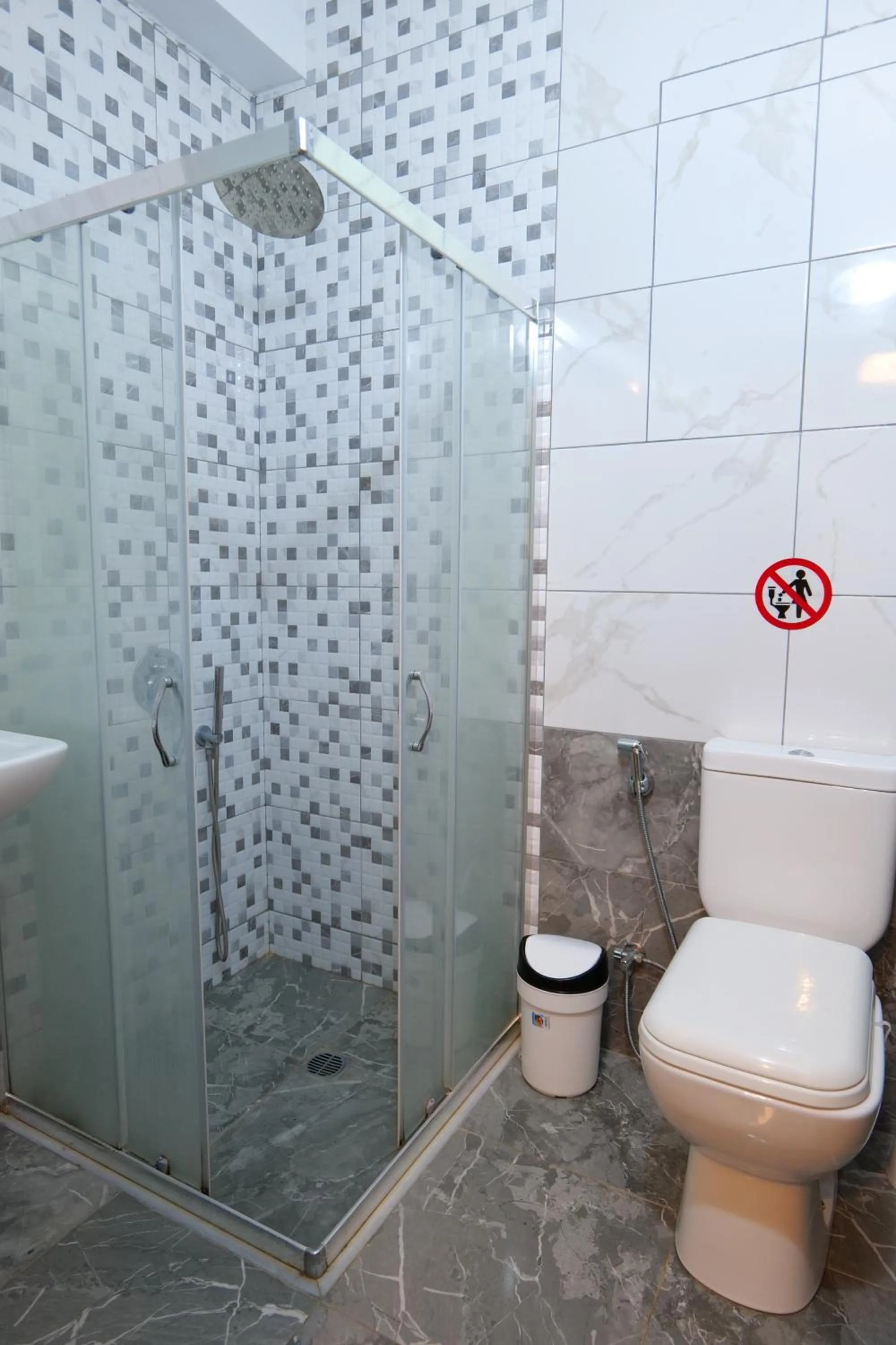 Shower in Hotel Villa Adrian