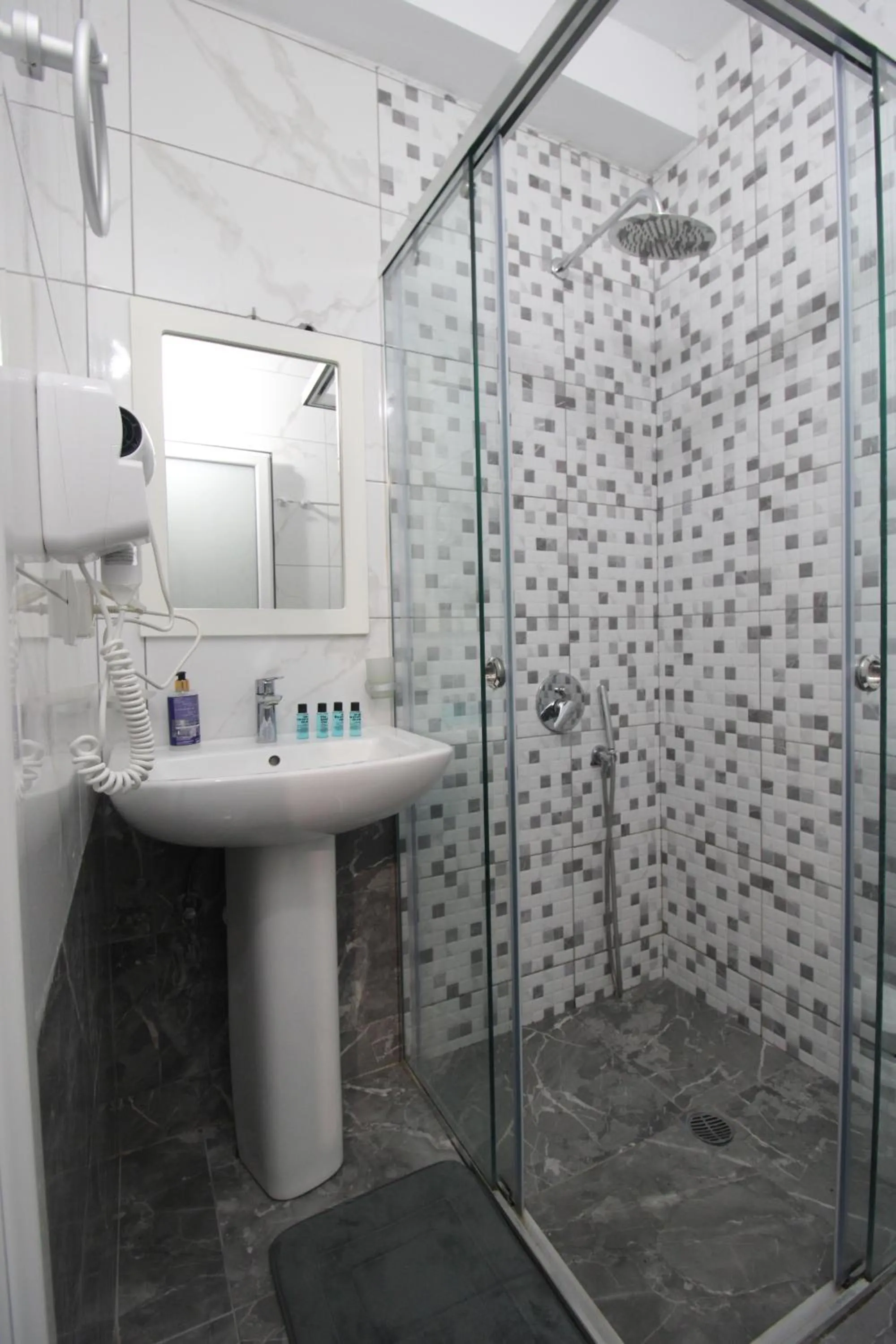 Shower in Hotel Villa Adrian