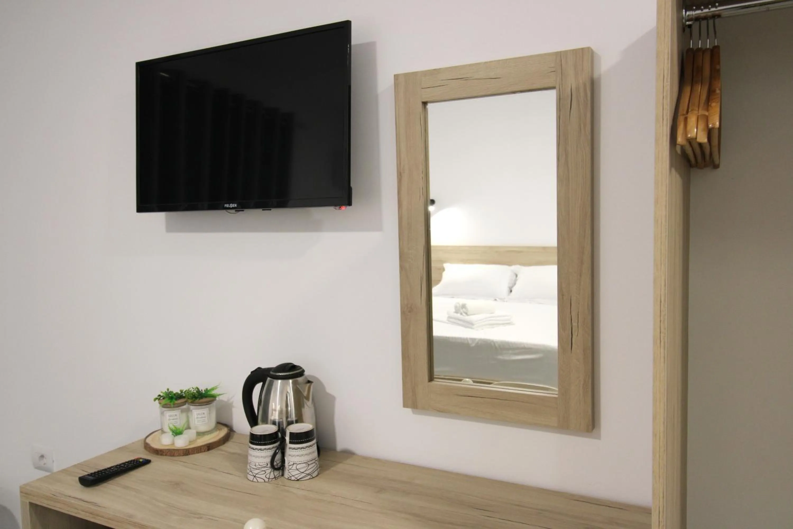 TV and multimedia in Hotel Villa Adrian
