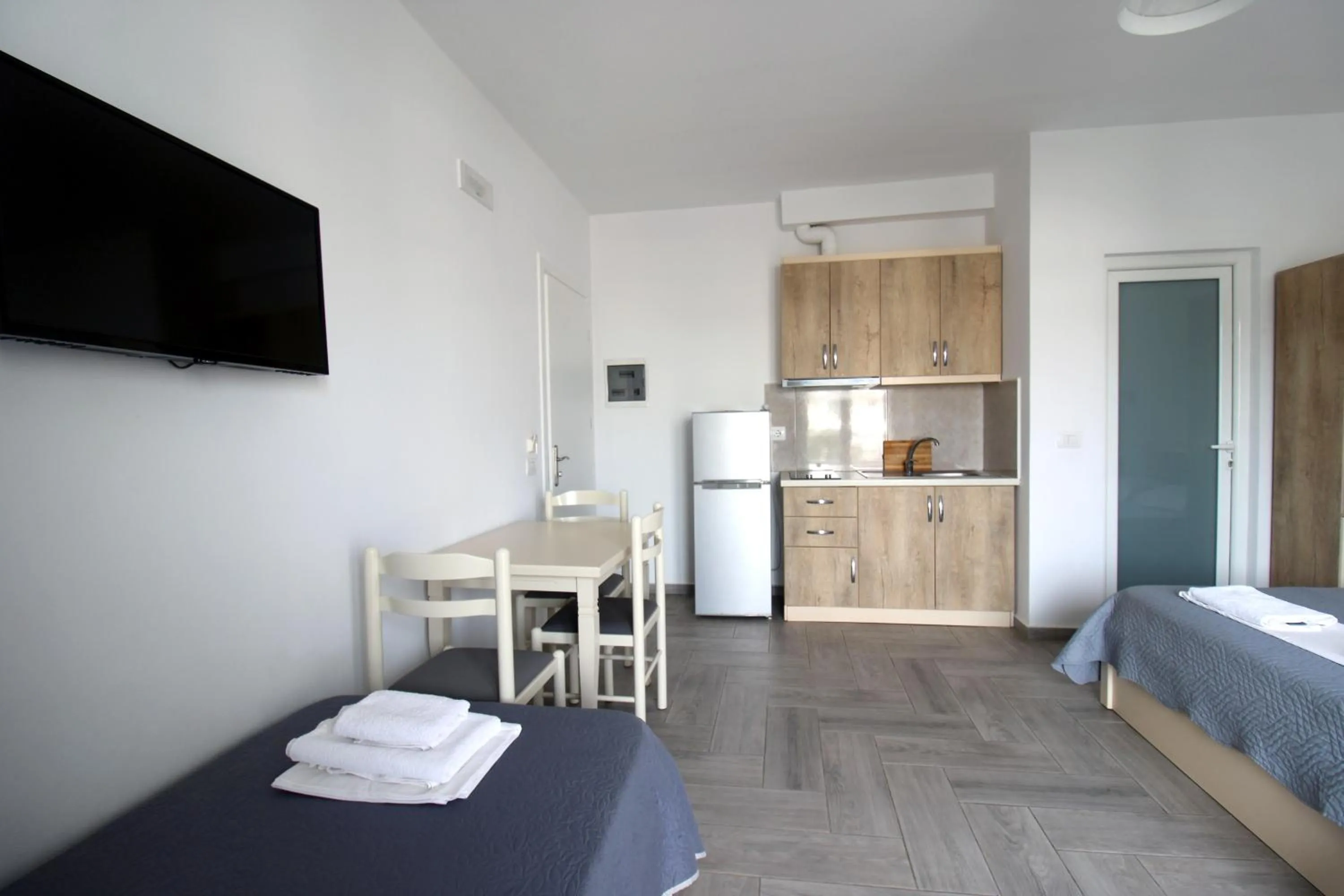 Seating area, Bed in Hotel Villa Adrian