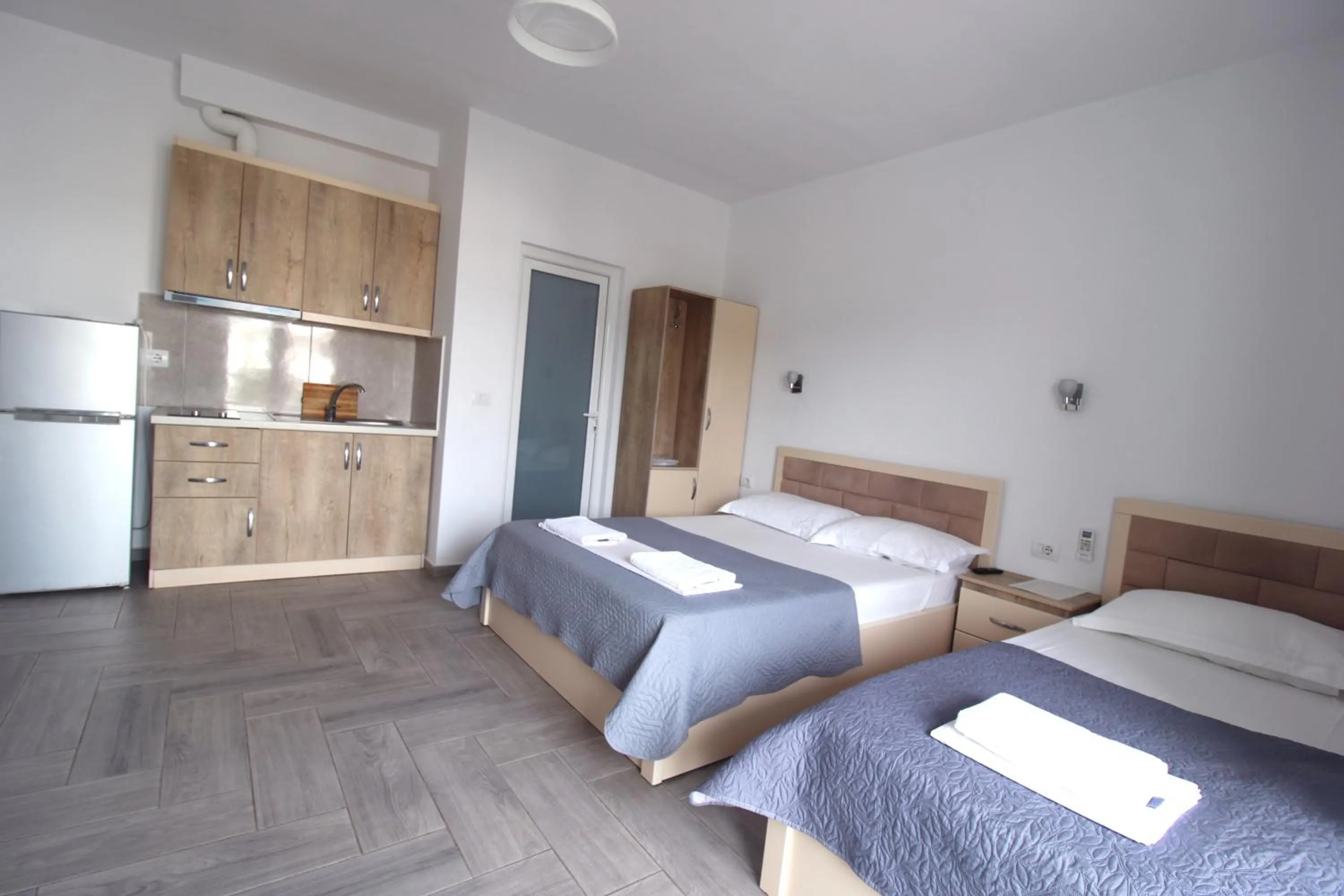 Kitchen or kitchenette, Bed in Hotel Villa Adrian