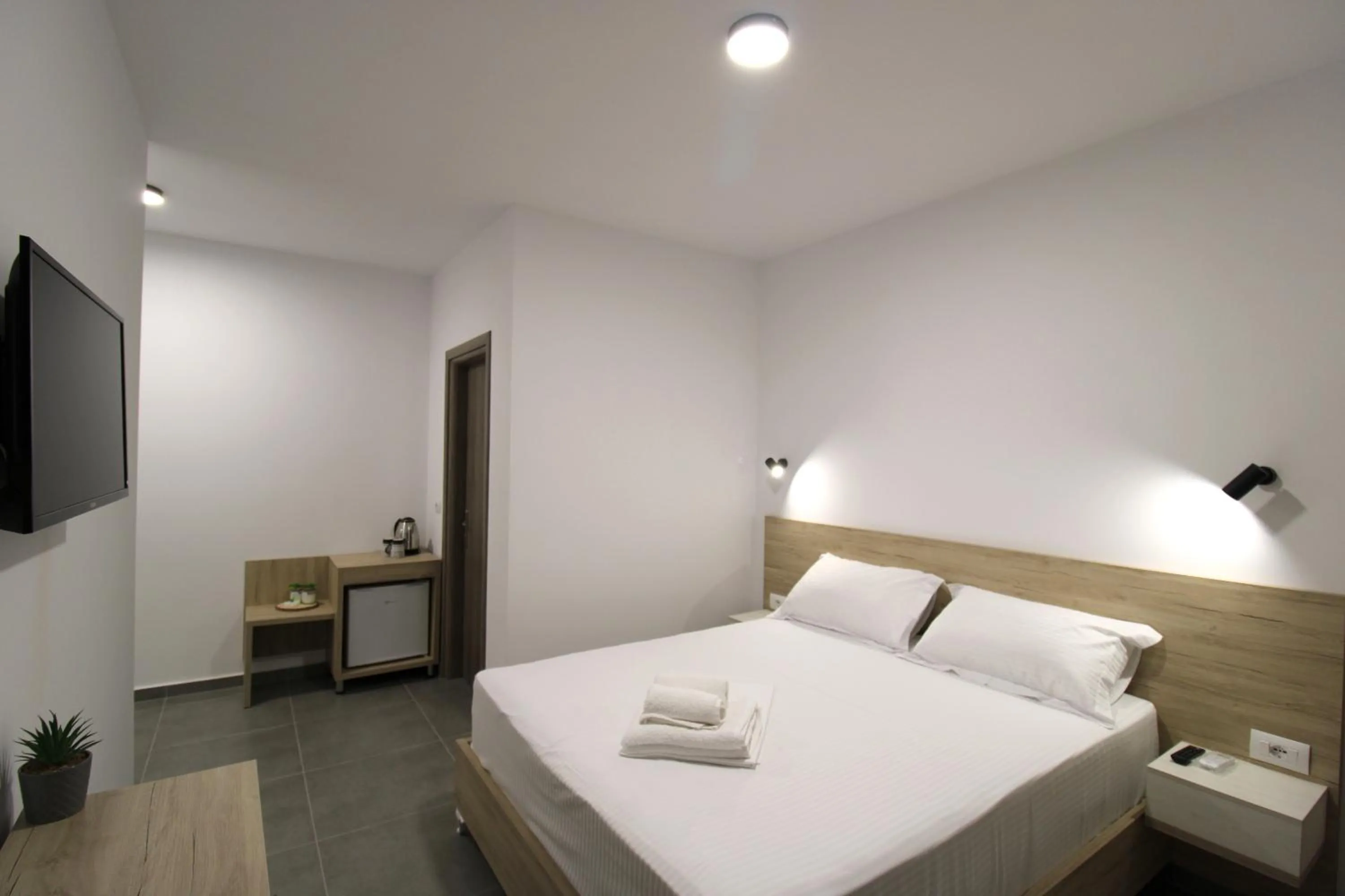 TV and multimedia, Bed in Hotel Villa Adrian