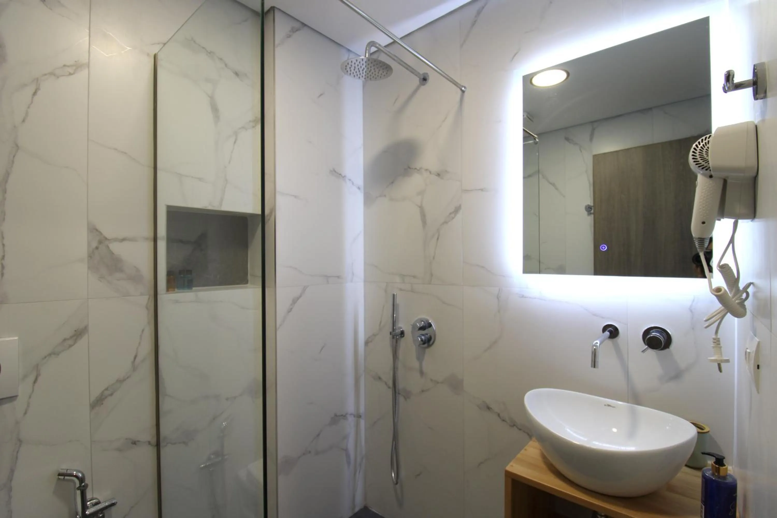 Shower in Hotel Villa Adrian
