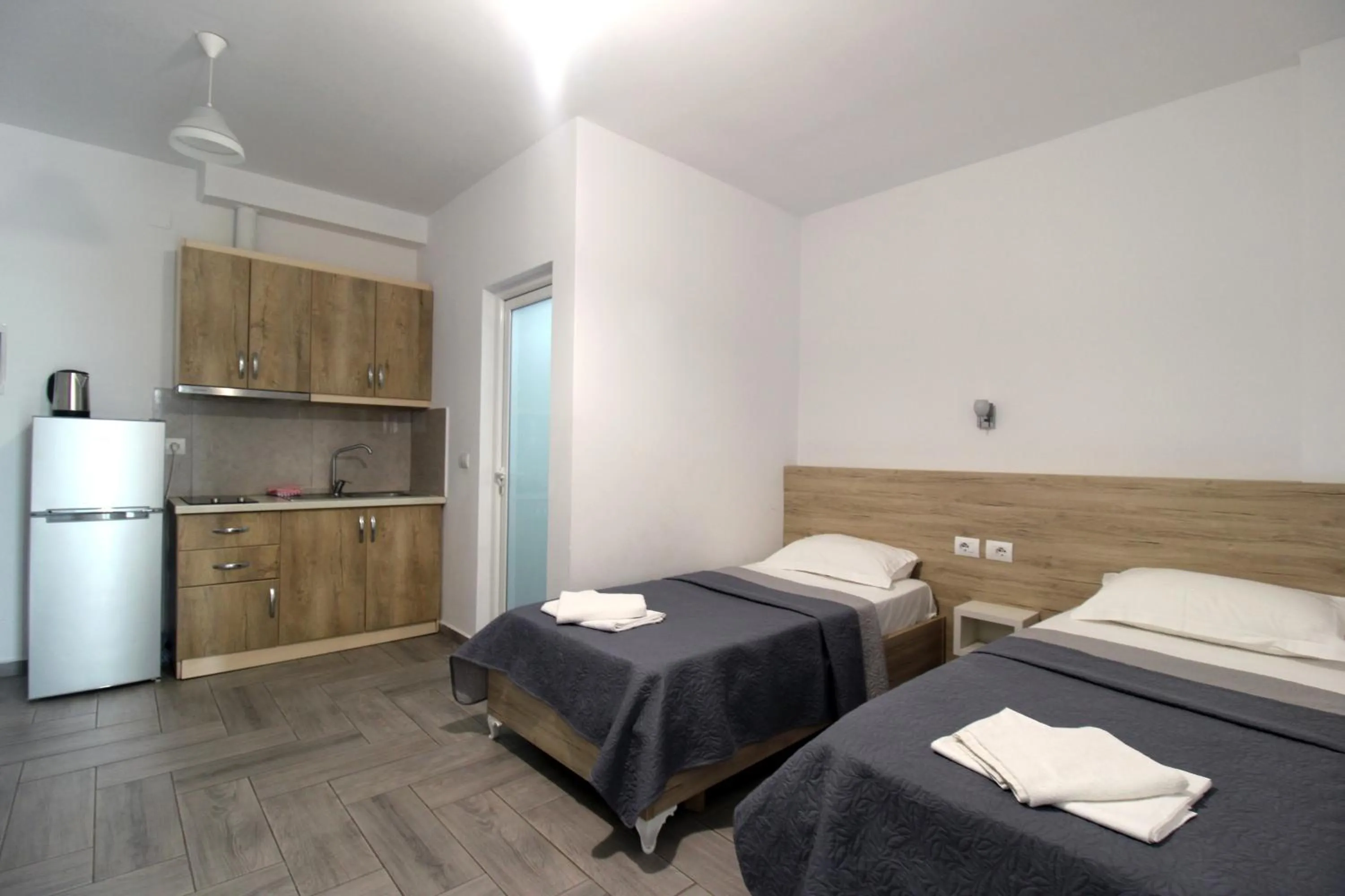 Kitchen or kitchenette, Bed in Hotel Villa Adrian