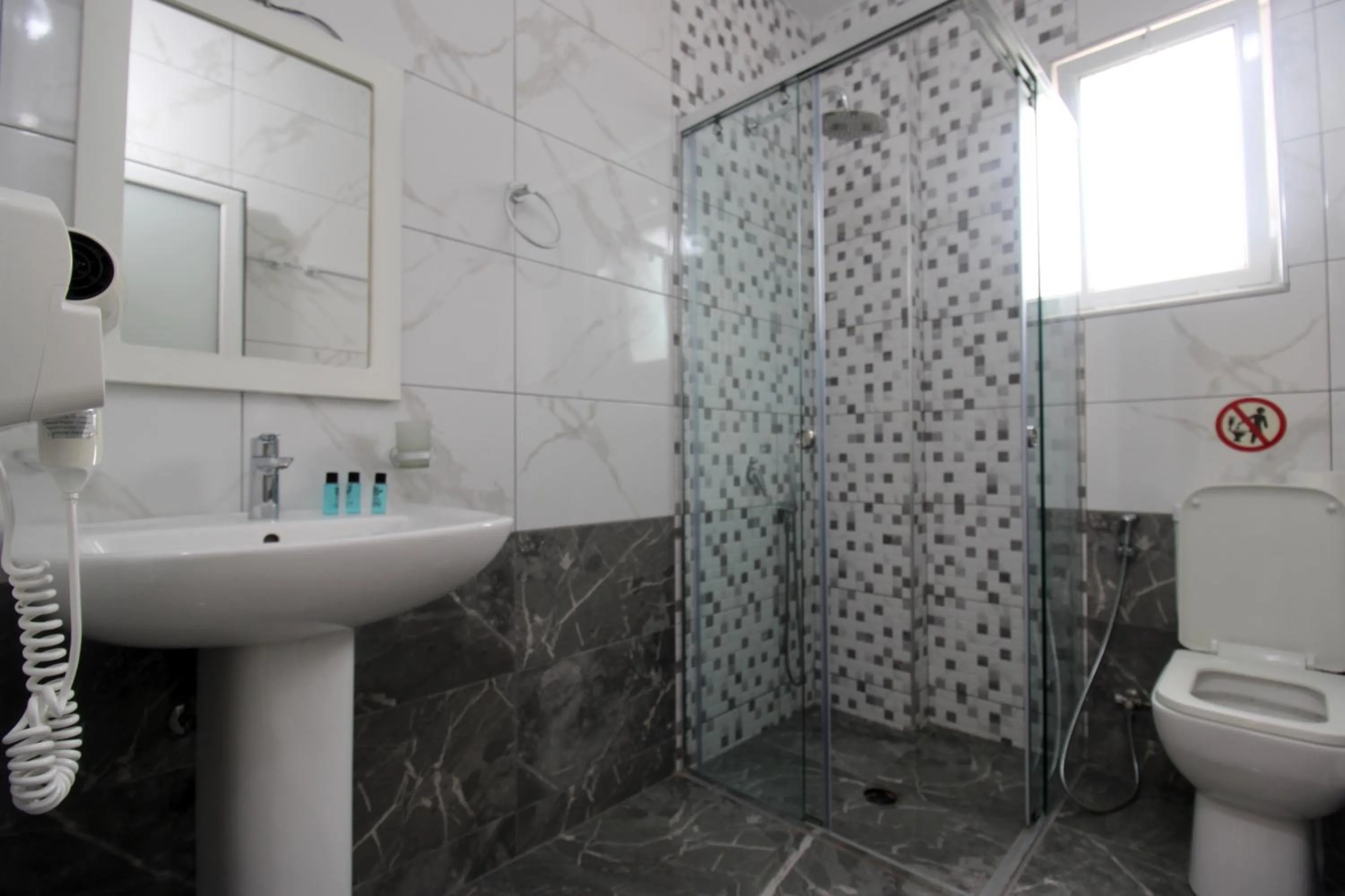 Shower in Hotel Villa Adrian