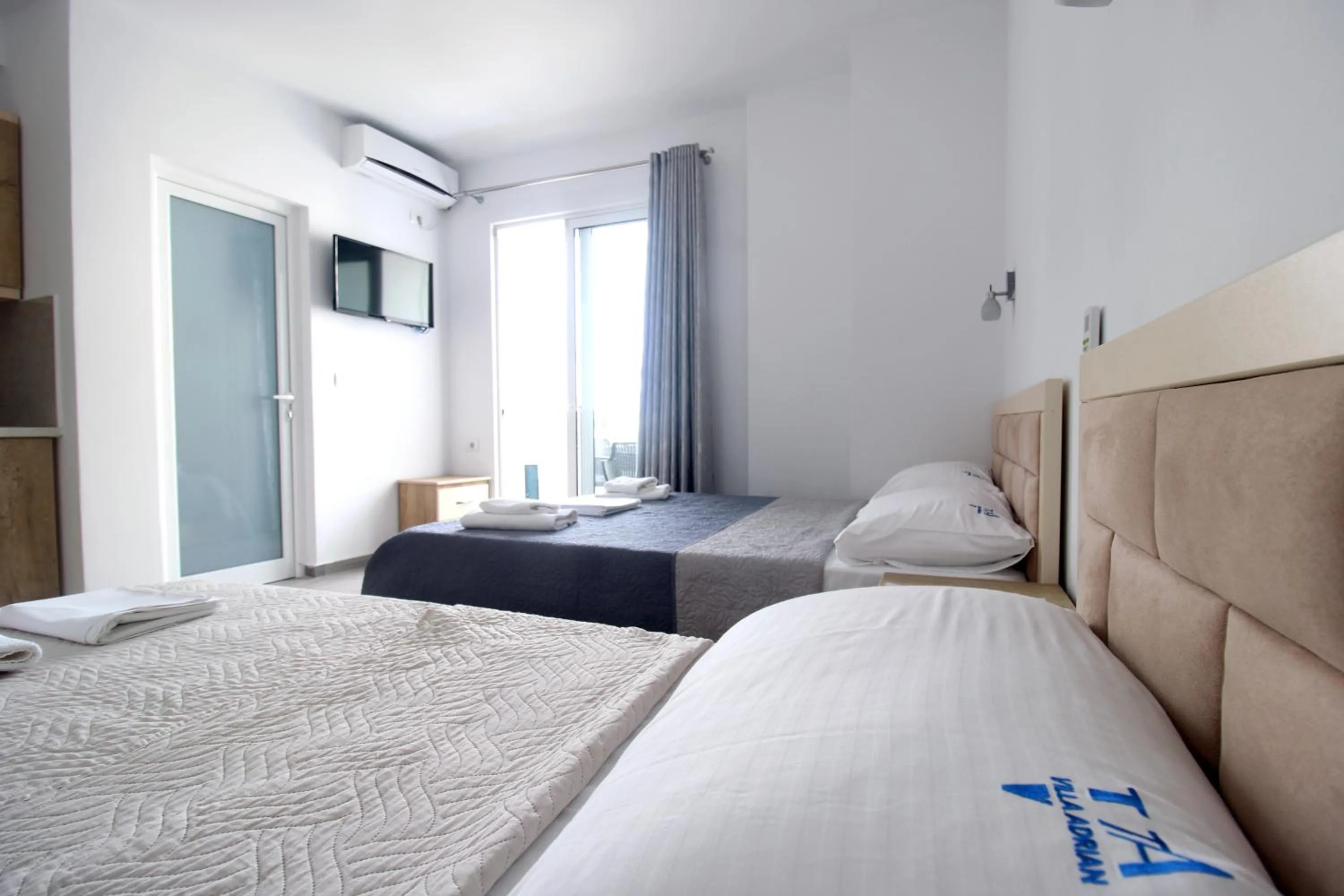 TV and multimedia, Bed in Hotel Villa Adrian