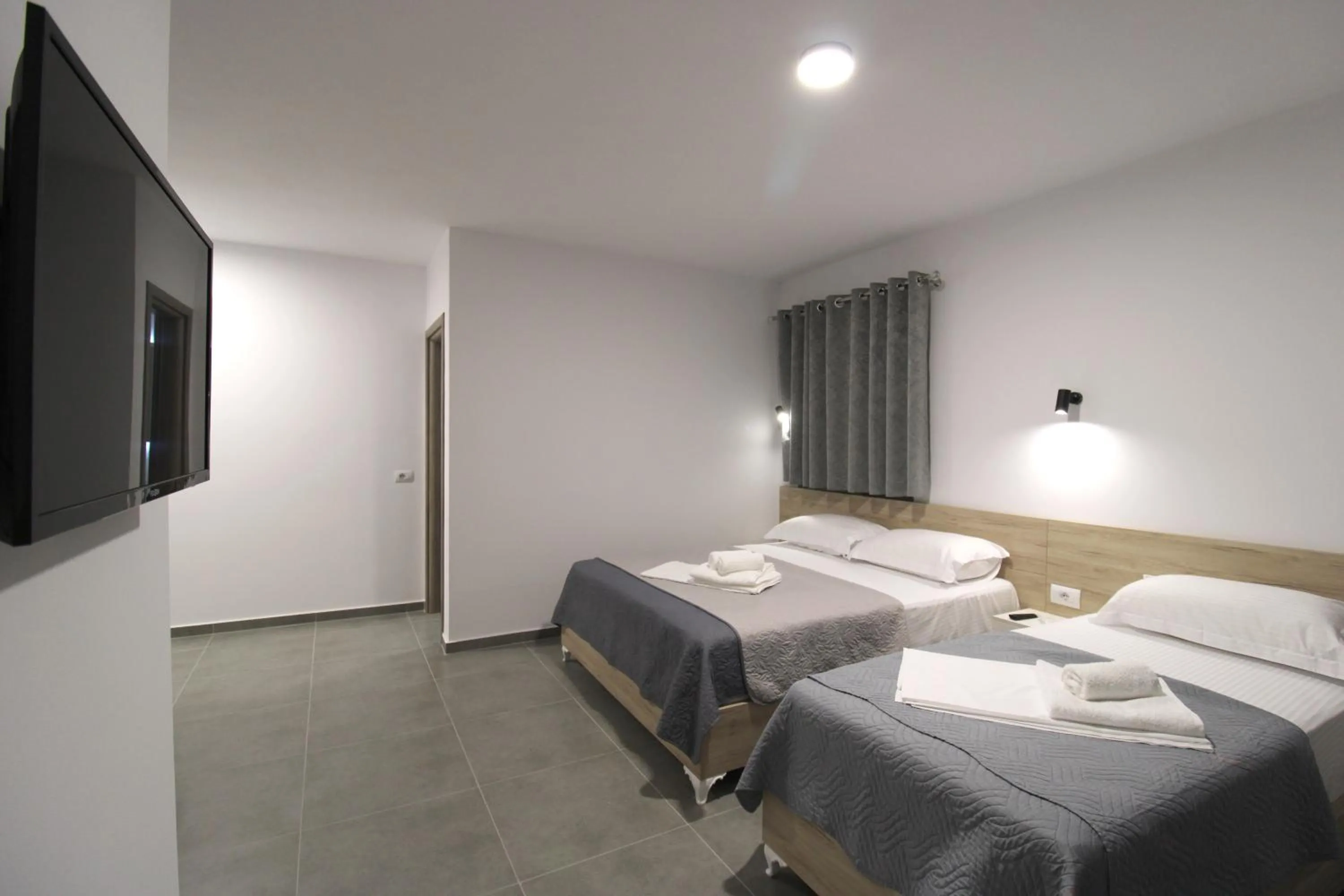 TV and multimedia, Bed in Hotel Villa Adrian