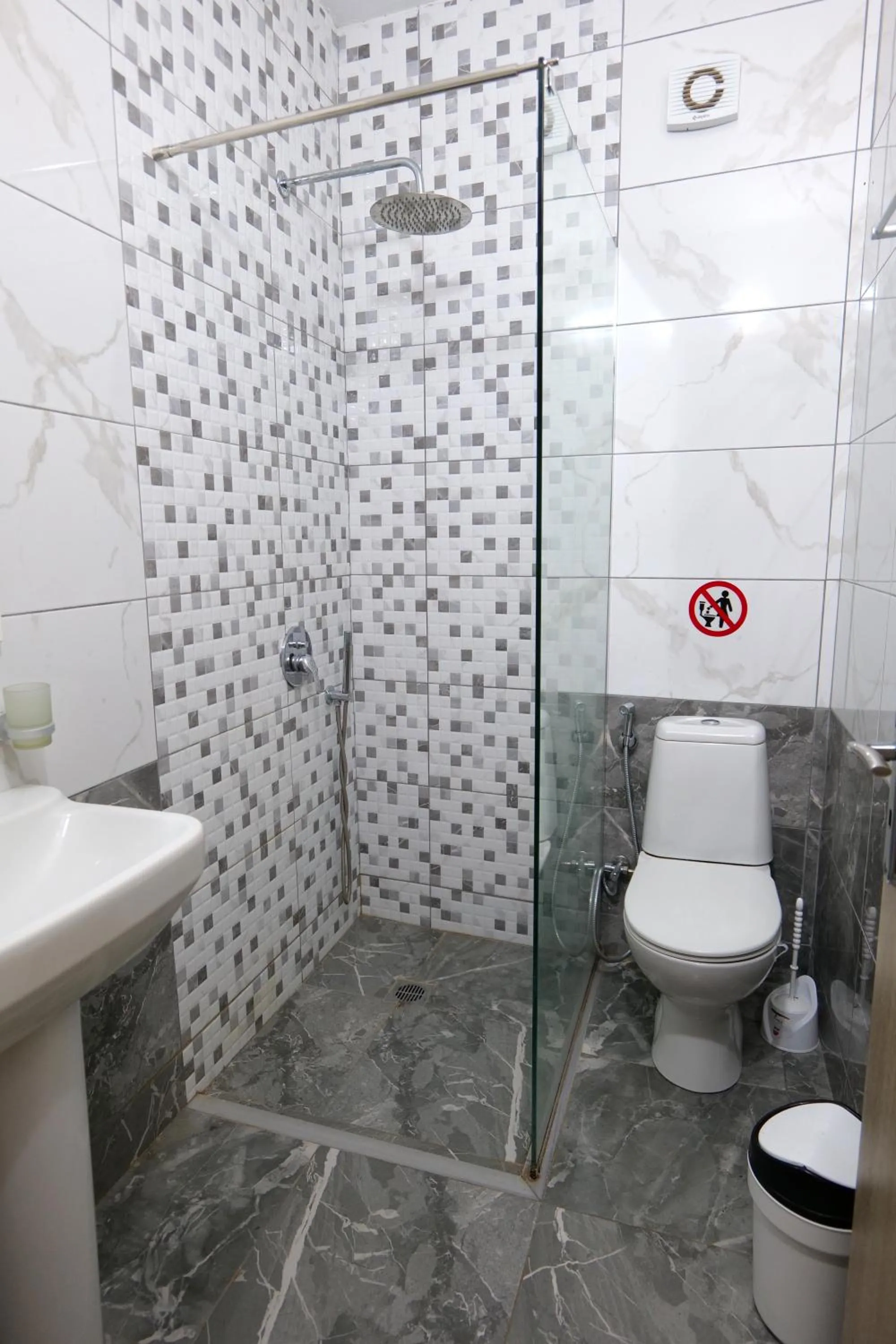 Shower in Hotel Villa Adrian