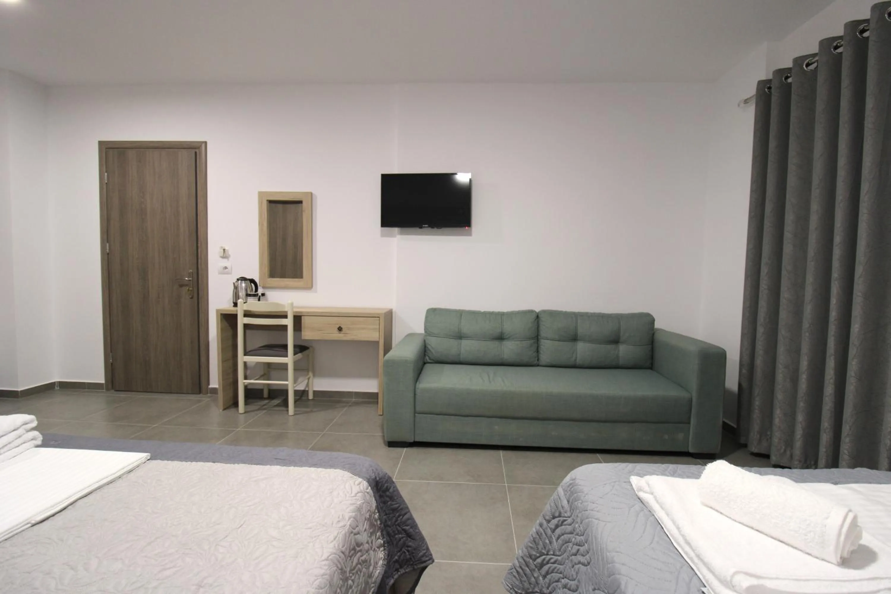 TV and multimedia, Bed in Hotel Villa Adrian