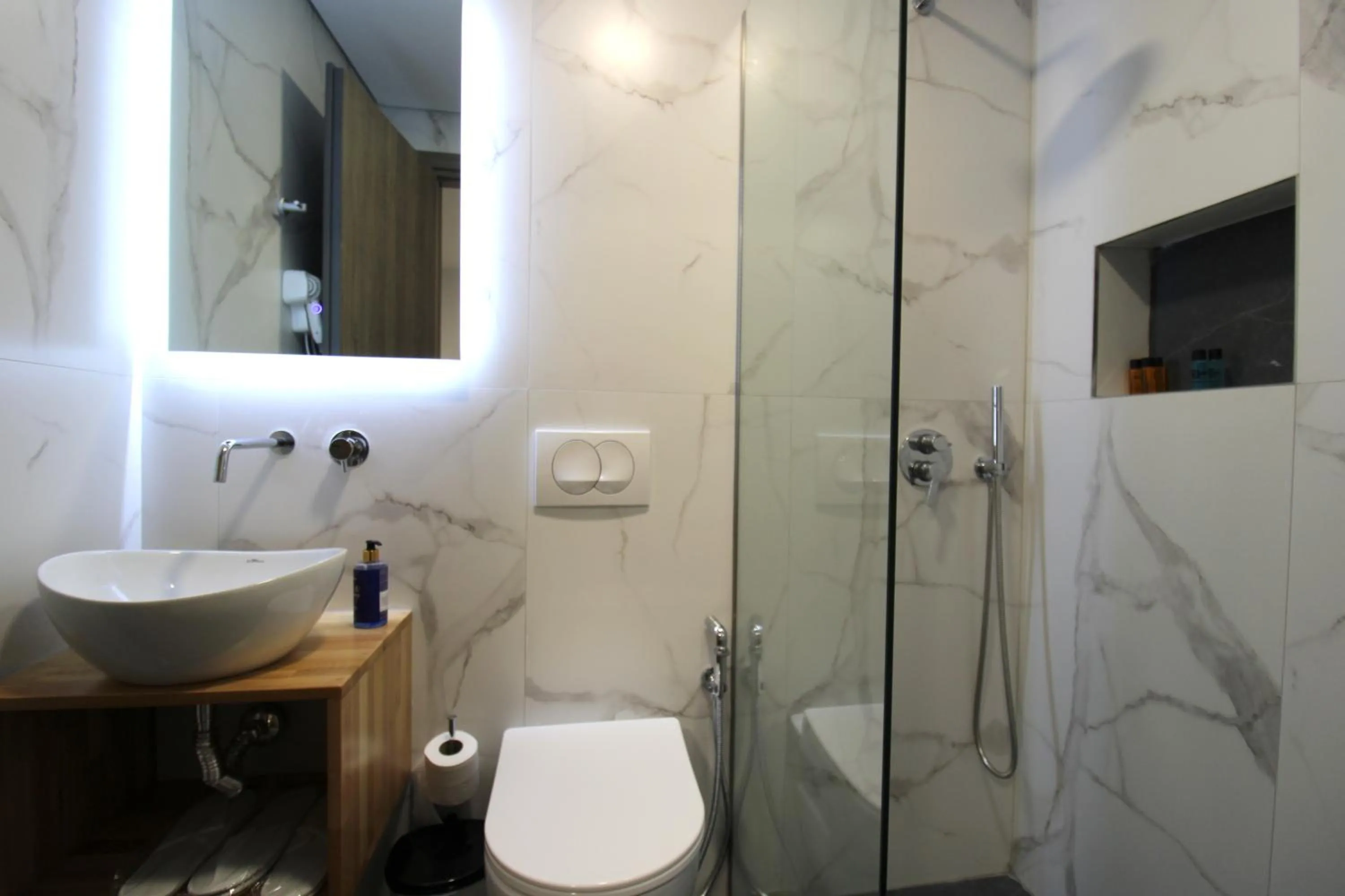 Shower in Hotel Villa Adrian