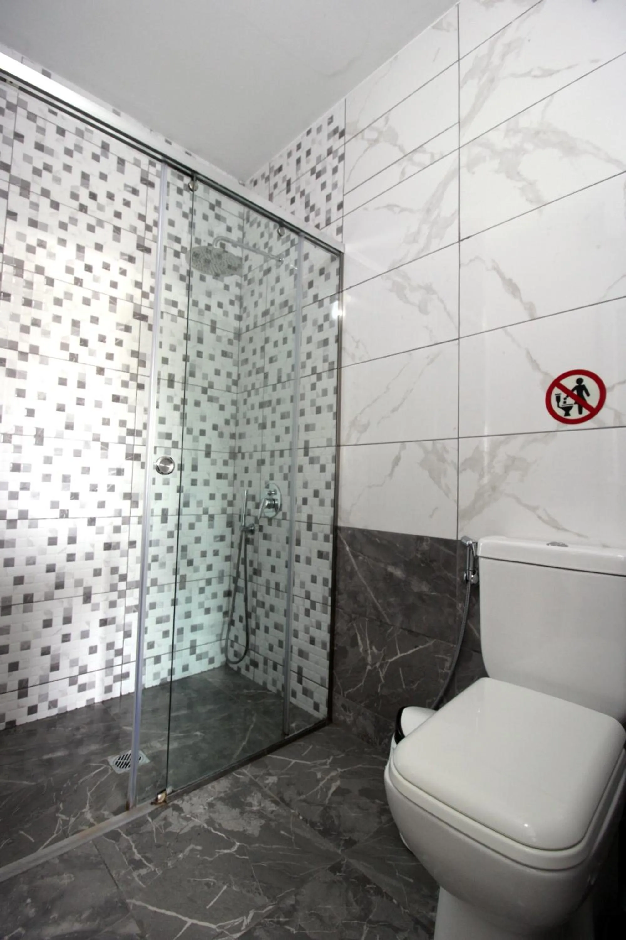 Shower in Hotel Villa Adrian