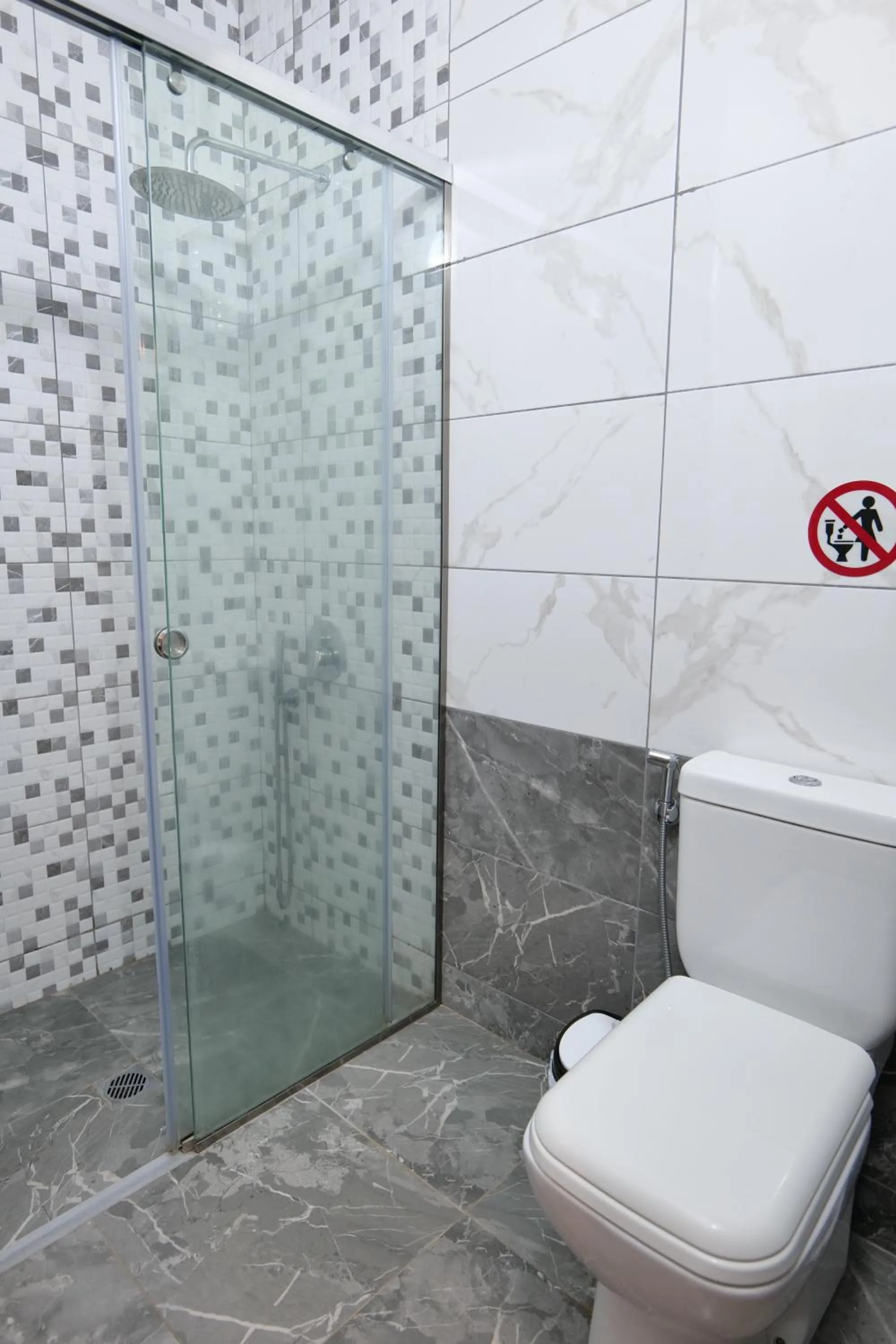 Shower in Hotel Villa Adrian