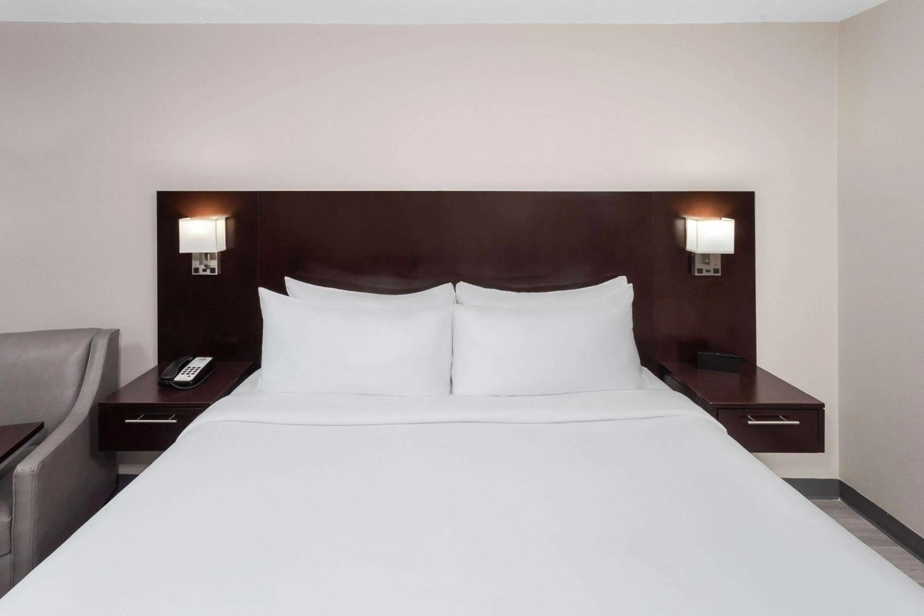 Photo of the whole room, Bed in Days Inn by Wyndham Melbourne